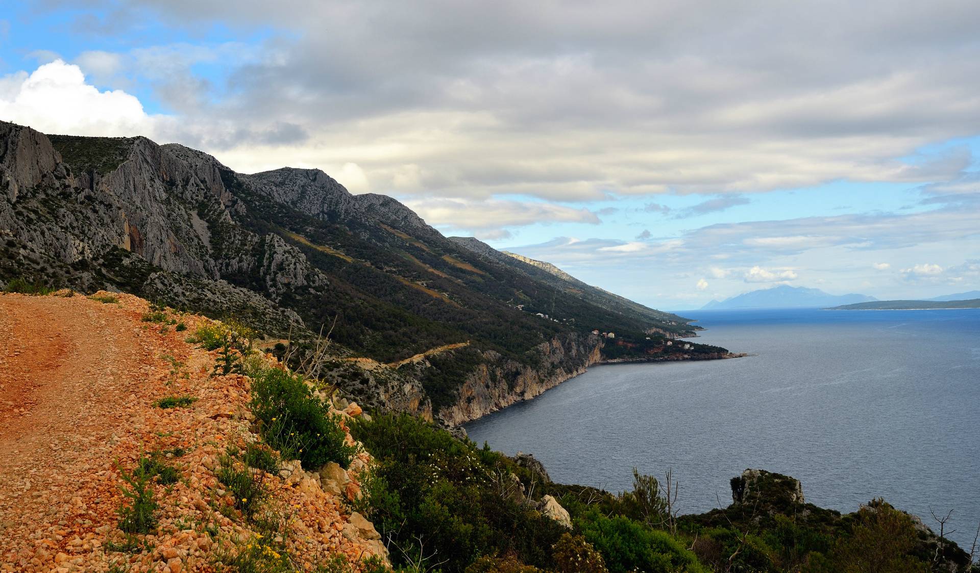 ...entlang der Südküste: Ganz rechts die Insel Scedro und dahinter der Berg Sv.Ilja auf der Halbinsel Peljesac...