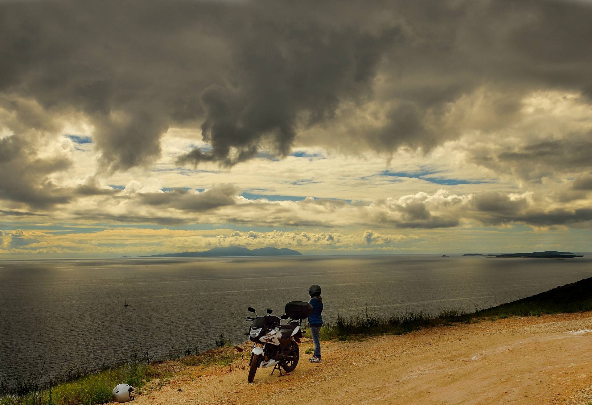 ...das Wetter zeigt sich "April-like" es bleibt aber trocken, hinten sieht man die Insel Vis...