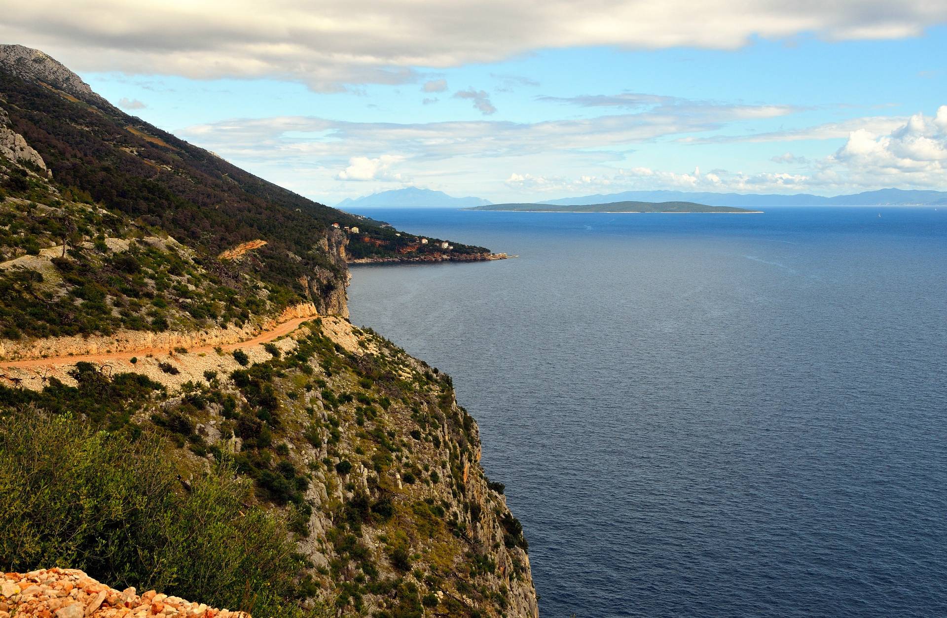 ...es geht weiter auf der neuen Schotterstrasse, allerdings fehlen die Leitplanken 8-O...