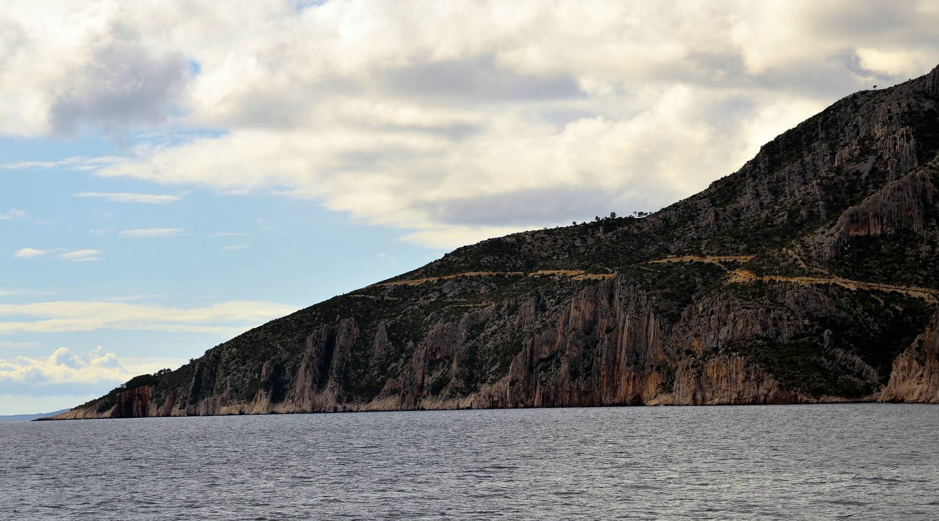 ...wir erreichen den Ort Sv.Nedjelja und blicken zurück auf den von uns zurückgelegten Weg...