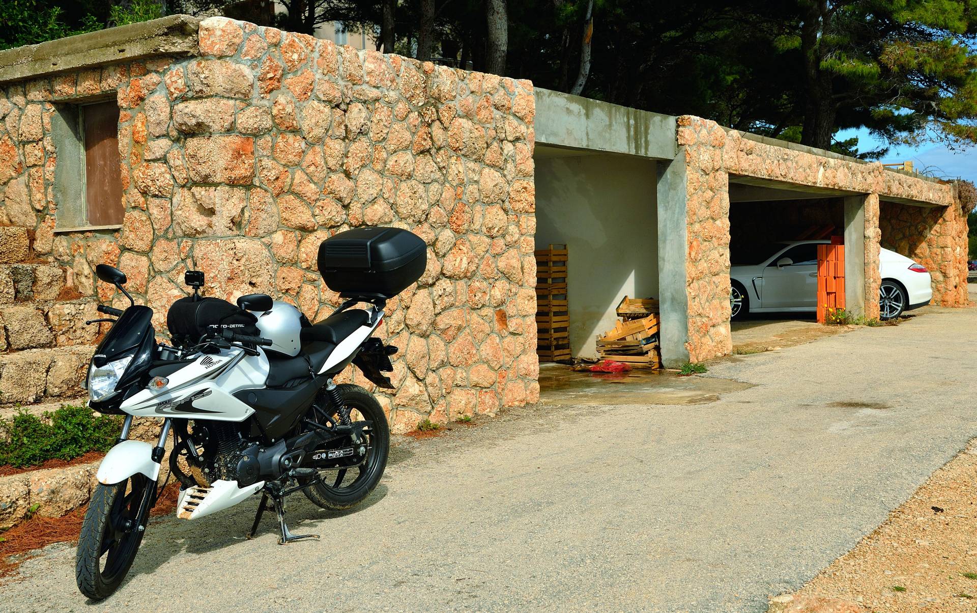 ...Es gibt ungefähr 150 Einwohner, diese leben größtenteils von Weinbau, Olivenplantagen und Tourismus, anscheinend reicht der Ertrag für den ein oder anderen Porsche Panamera...