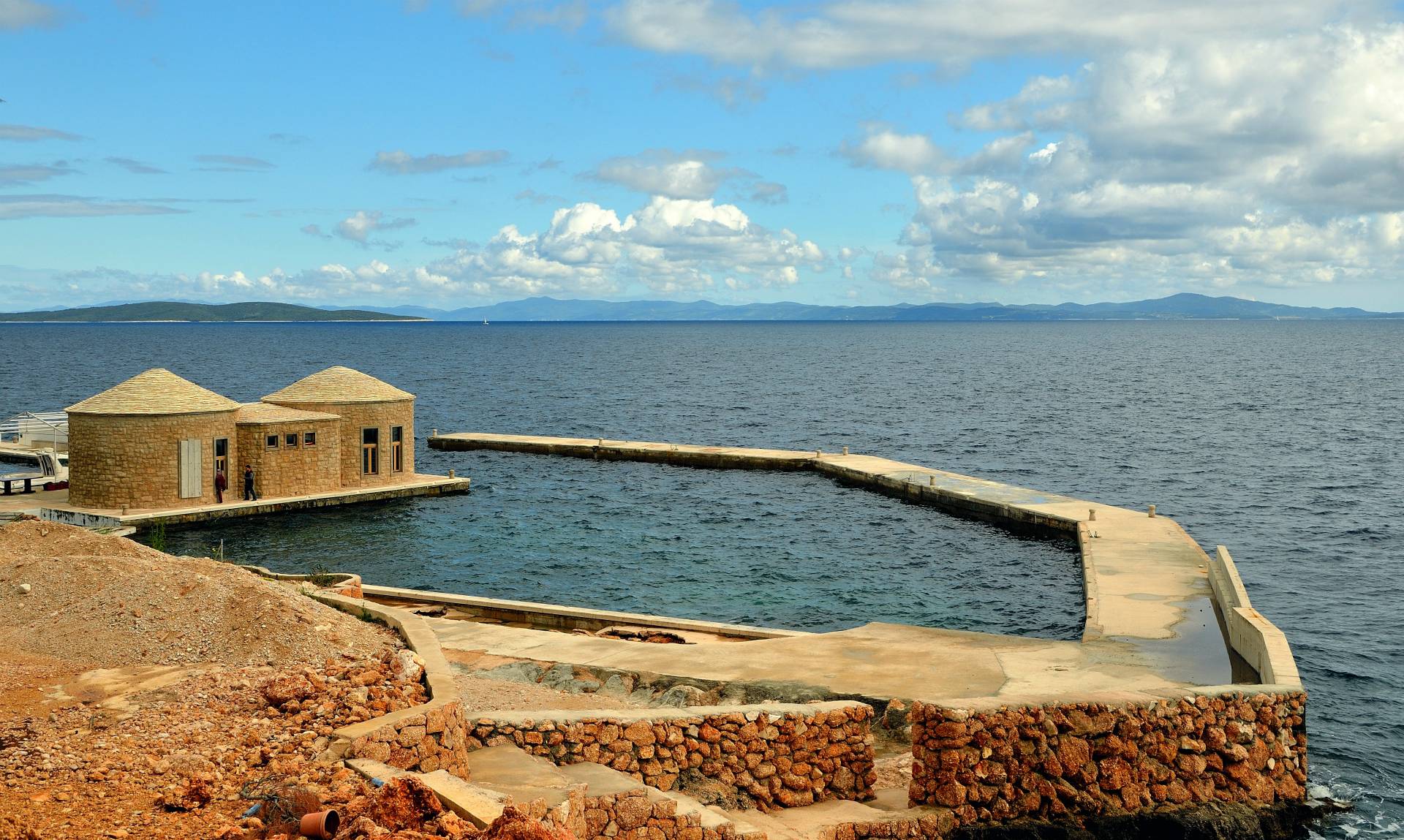 ...Sveta Nedilja, der neue kleine Hafen ist kurz vor der Fertigstellung, dahinter sieht man links Scedro und rechts Korcula...