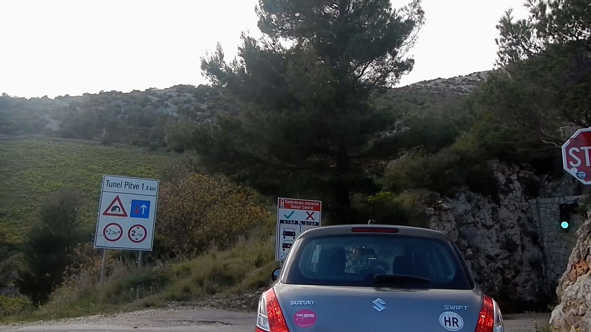 ...wir fahren weiter über Ivan Dolac nach Zavala. Oberhalb der Ortschaft befindet sich der schmale Tunnel Pitve. Durch den 1,4 km langen aber nur 2,3 m breiten Tunnel wechseln wir wieder auf die Nordseite der Insel Hvar...