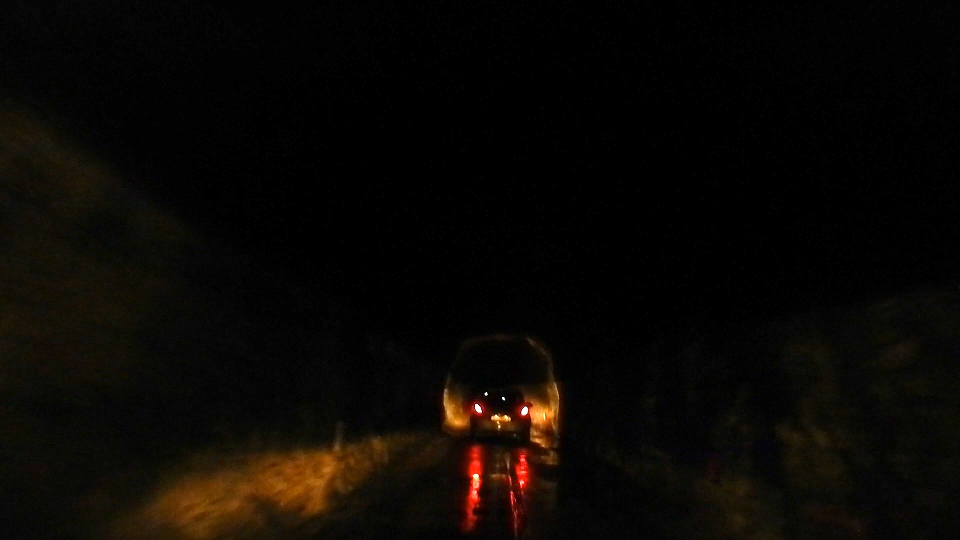 Der Tunnel ist Ampel geregelt einspurig, naturbehauen, unbeleuchtet. Der Belag ist sehr schlecht, nass, teilweise spritzt das Sickerwasser direkt von der Tunneldecke. Fußgänger, Radfahrer, Moped und Roller sind hier nicht zugelassen. Die maximale zugelassene Höhe der Fahrzeuge beträgt 2,7 m, also nix mit WoMo!...