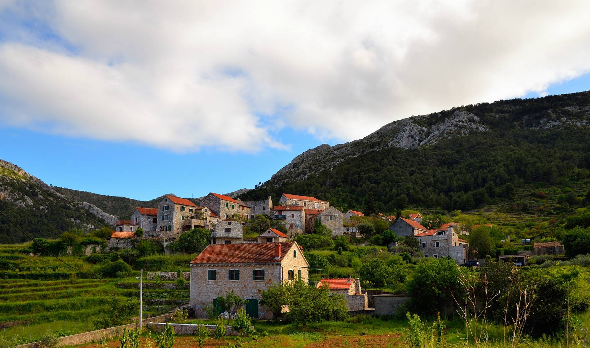 ...wir sind froh als wir wieder das Tageslicht sehen und machen einen Fotostop im malerischen Dörfen Pitve. Am Eingang zur Schlucht Vratnik, etwa 3 km von Jelsa entfernt, liegt das Dorf Pitve. Aufgrund seiner ausgesprochen günstigen Lage und den Verteidigungsmöglichkeiten, konnte in Pitve eine jahrhundertelange Architektur eines typischen dalmatinischen Dorfes erhalten bleiben...Um 16:00 Uhr sind wir wieder zurück am CP und lassen bei dem ein- oder anderen Gläschen den gelungenen Tag Revue passieren...