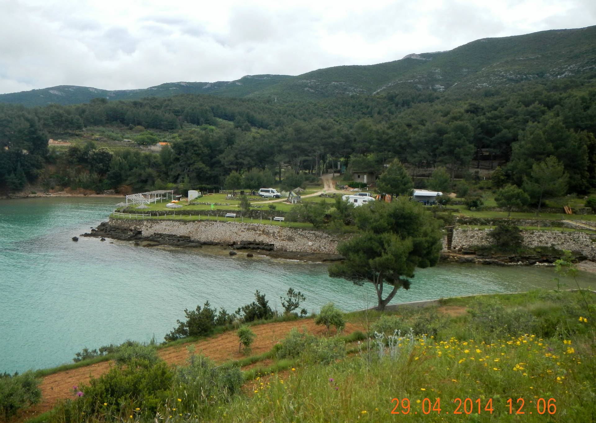 ...Entlang der Küste sind wir insgesamt 6,5 km zu Fuss unterwegs, hier noch ein Blick zurück zum CP Grebice. Ende April nur 4 WoMos am Platz...