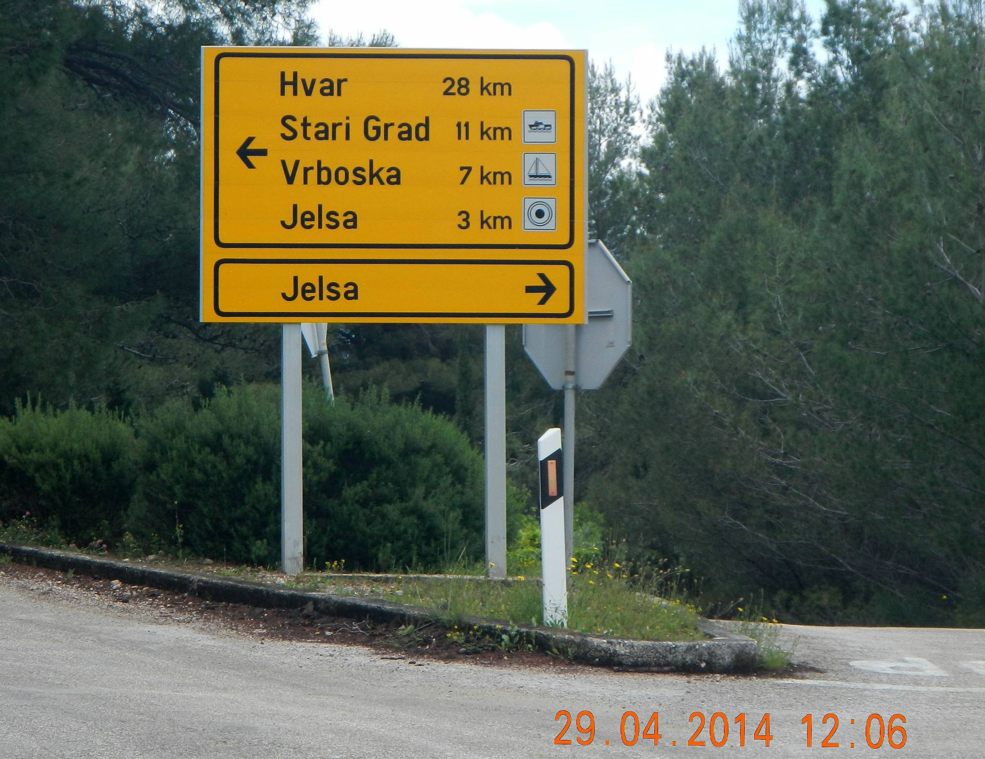 ...es führt eine ruhige Nebenstrasse nach Jelsa, vorbei an einem grossen CP, Badebuchten und Pinienwäldern...