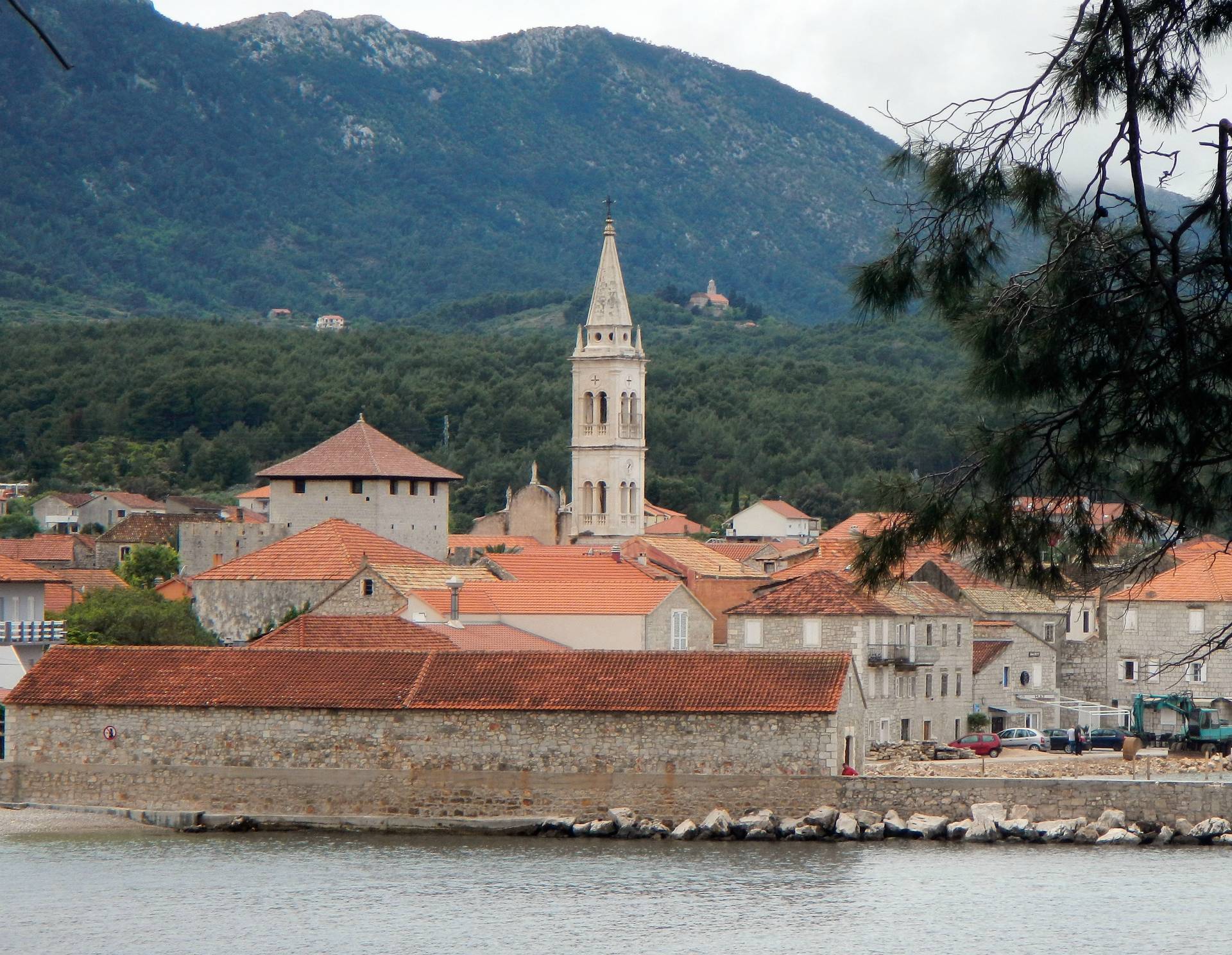 ...erreichen wir Jelsa...