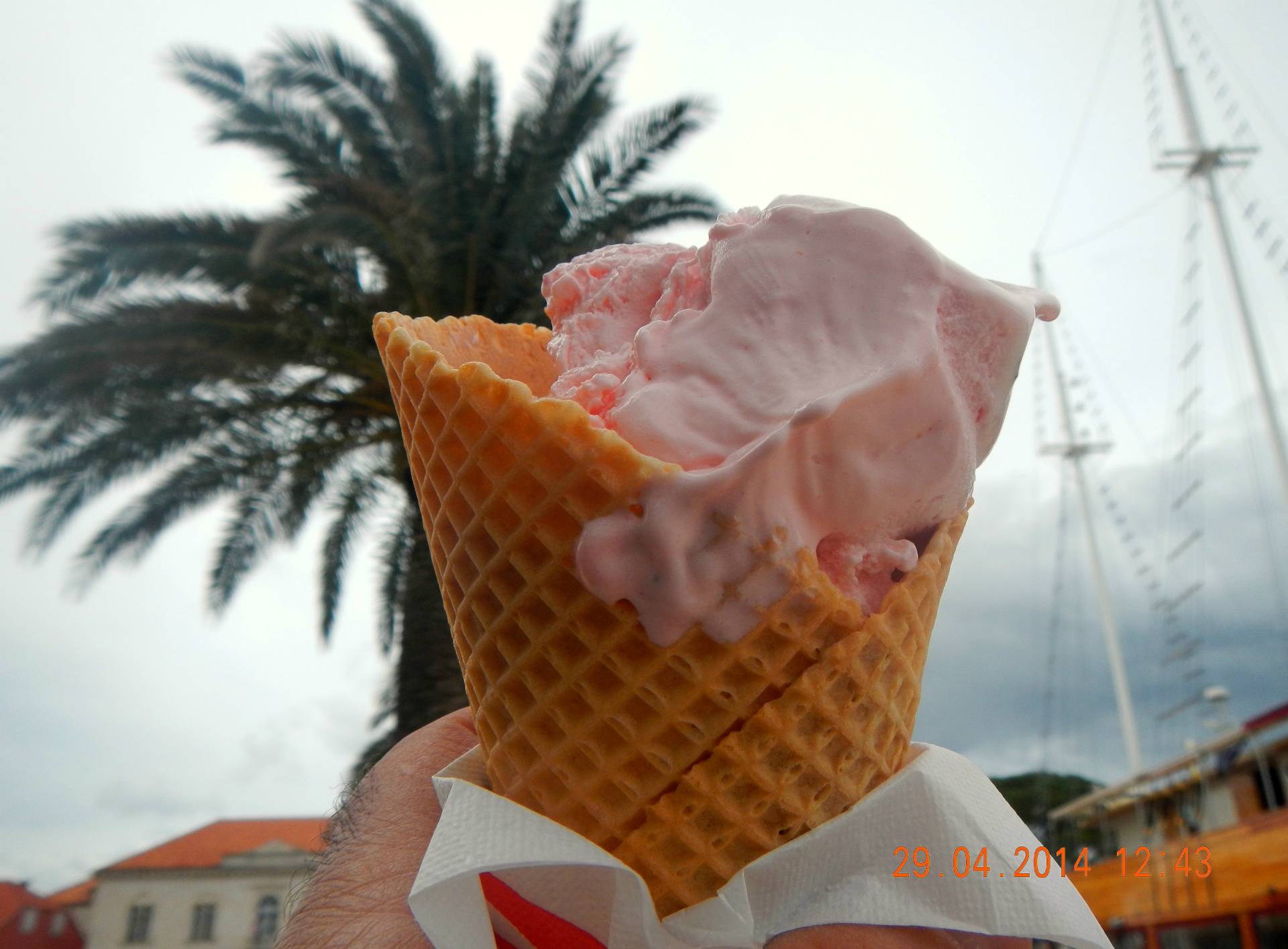 ...als Erstes wird der Bankomat geplündert und das ERSTE EIS DER SAISON 2014 schmeckt besonders lecker...