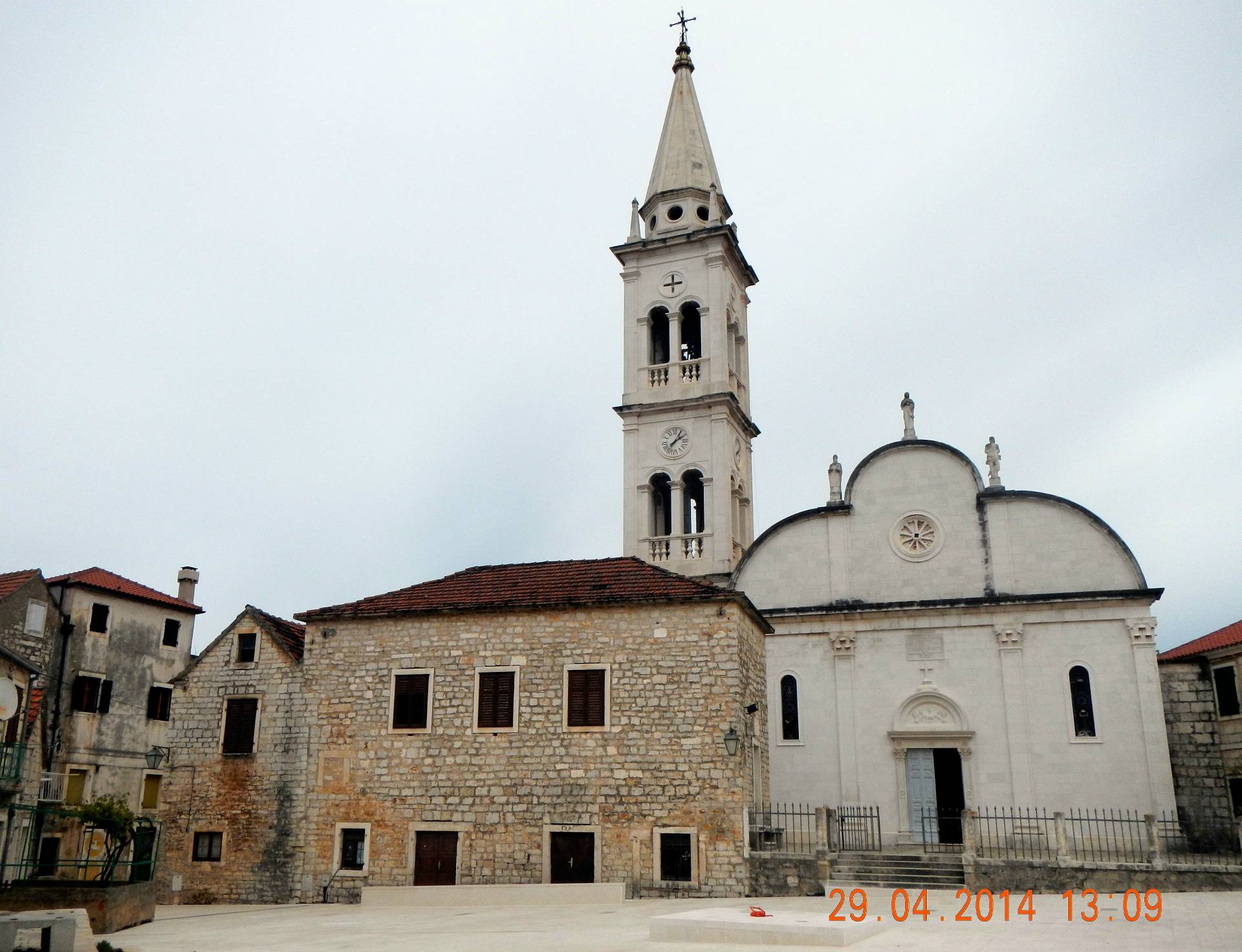 ...Die Kirche Zur Hl. Maria stammt aus dem Jahr 1331. Die ursprünglich frühgotische Kirche wurde im Jahr 1535 vergrößert und fortifiziert. Heute besitzt die Gemeindekirche 4 Kapellen: die zwei größeren entstammen dem XVII Jh., die zwei kleineren dem XIX. Jh....