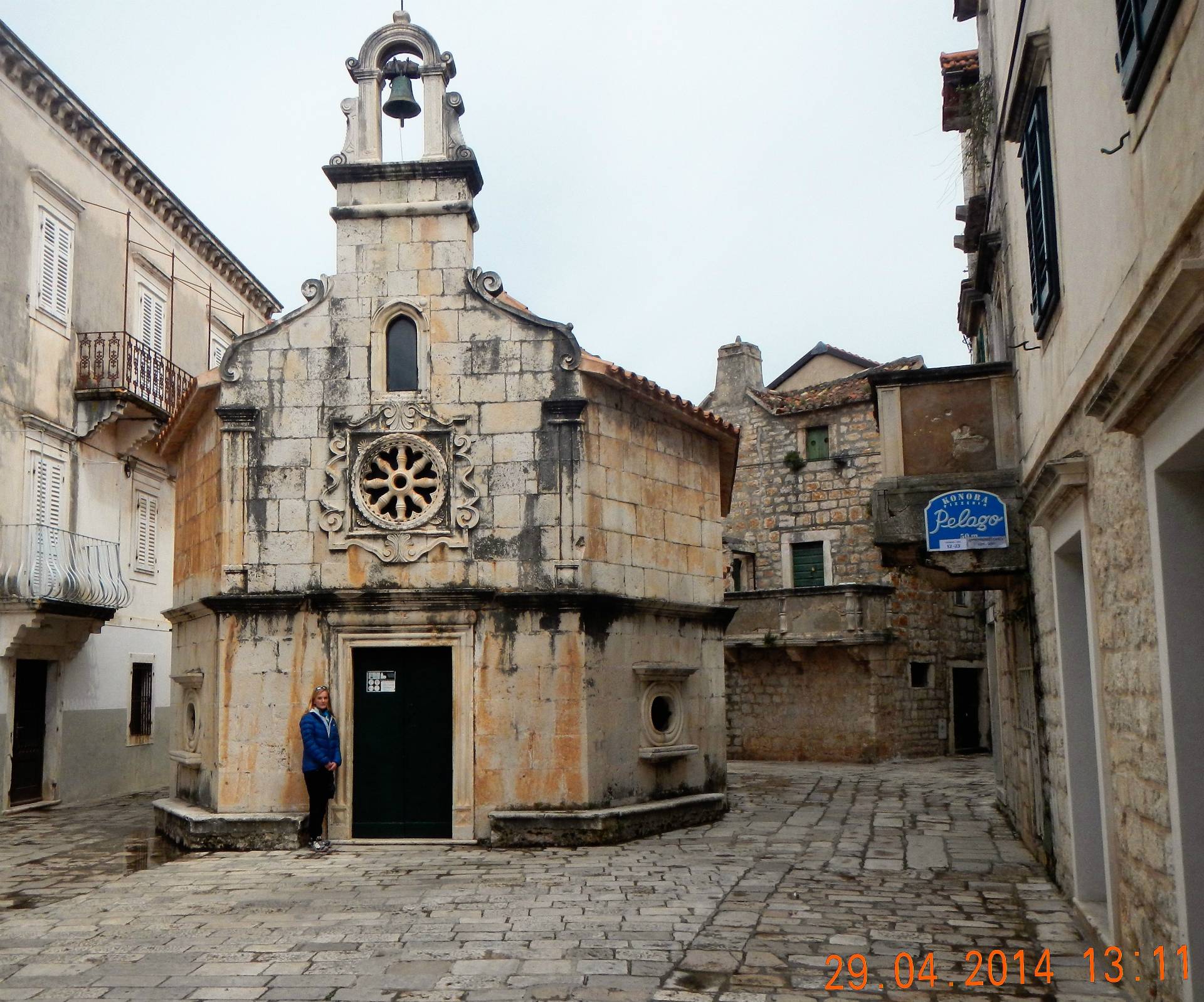 ...Platz des Hl. Ivan. Auf dem Platz steht eine achteckige Kapelle vom Ende des XVII. Jh. Die Kapelle ist durch den Reichtum der verschiedensten Stilepochen gekennzeichnet: sowohl Gotik als auch Renaissance und Barock lassen sich finden....