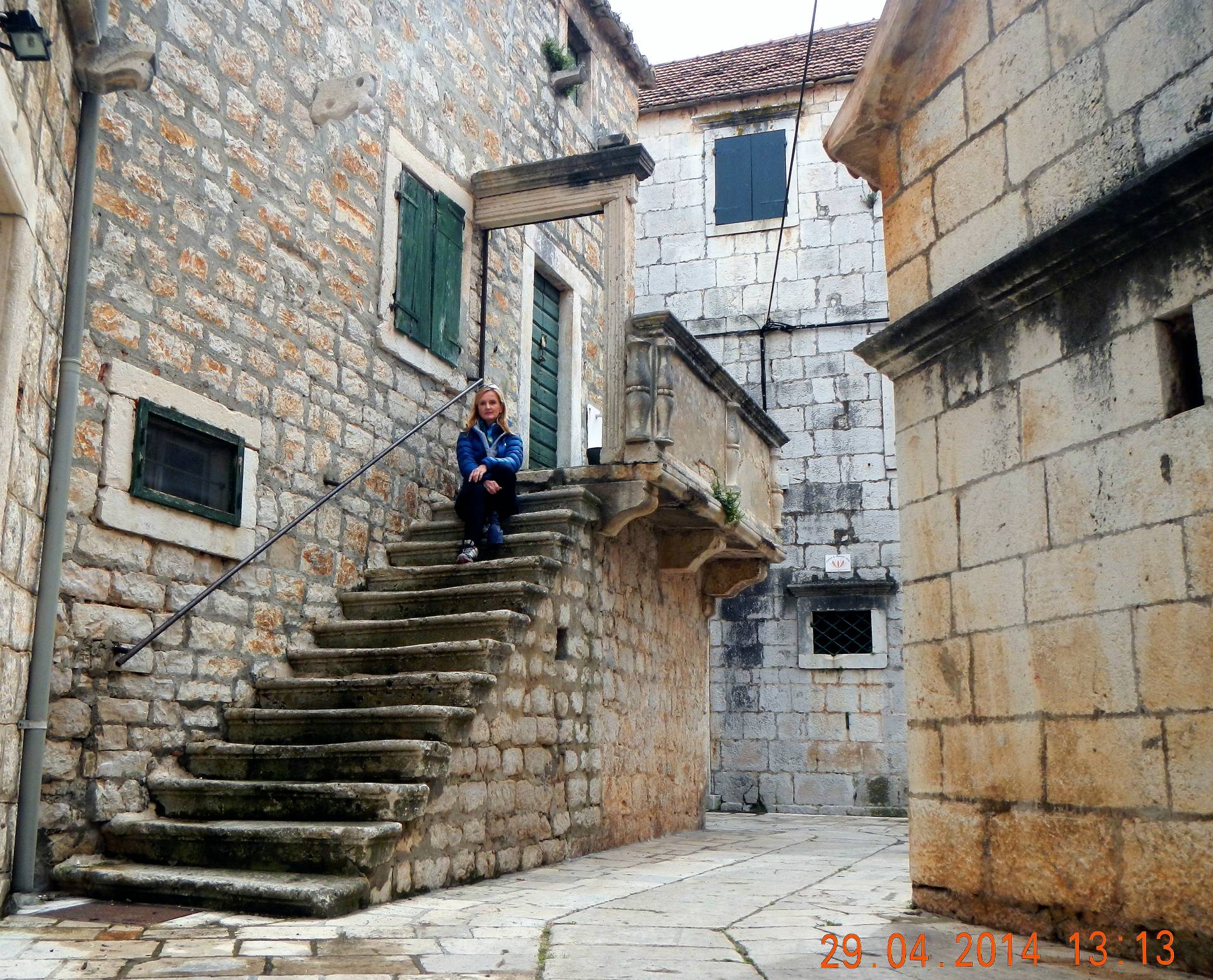 ...Der Platz und die Straßen um die Kapelle bekamen ihr endgültiges Aussehen zwischen dem XV. und dem XVII. Jh. Sie stellen mit den Stadthäusern, die zwischen dem XVI. Und dem XX Jh. erbaut worden sind und sich durch ihre Renaissancelampen und –balkone auszeichnen, den am besten erhaltenen Teil Jelsas dar...