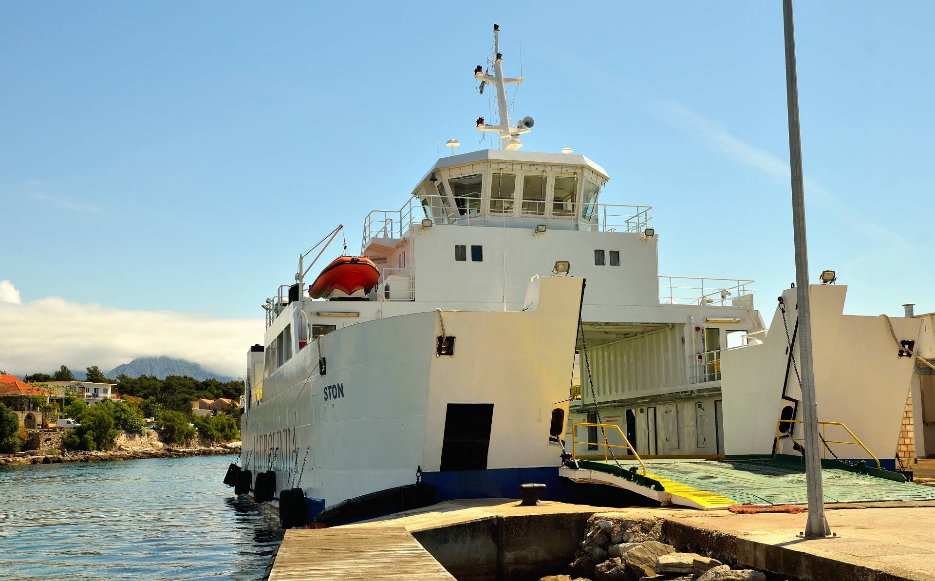 ...Es wartet schon die "Ston" eine 41m lange Ro-Ro Fähre...