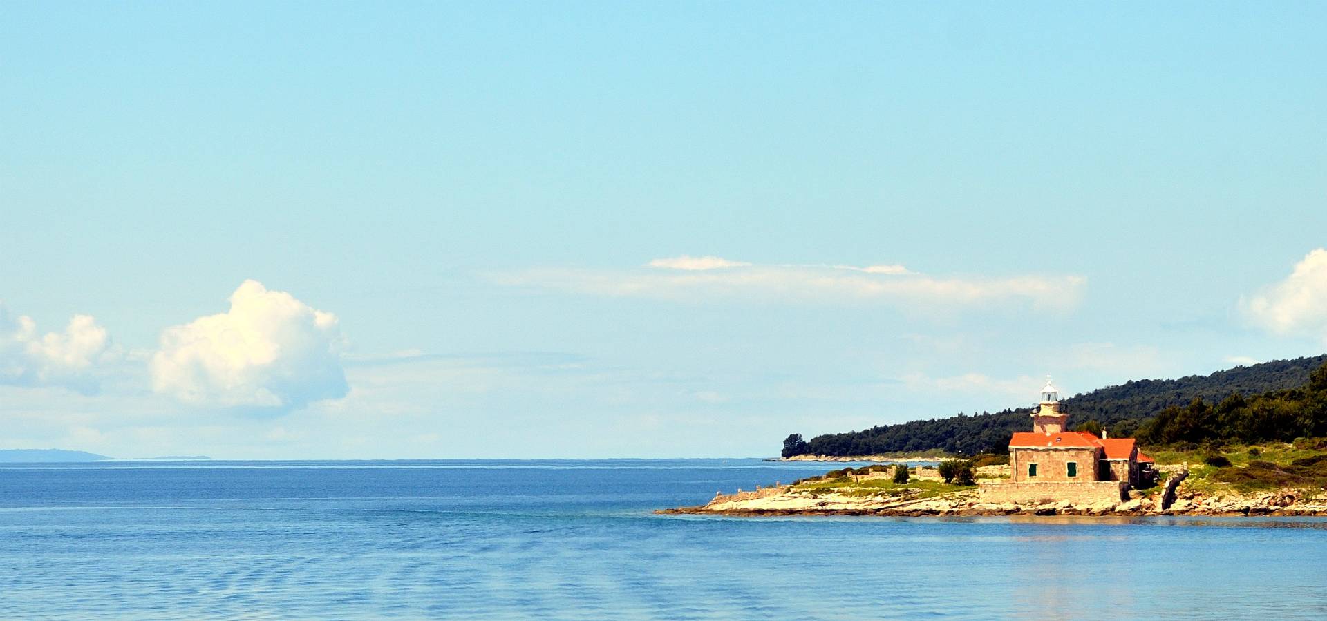 ...vorbei am Leuchturm von Sucurai...