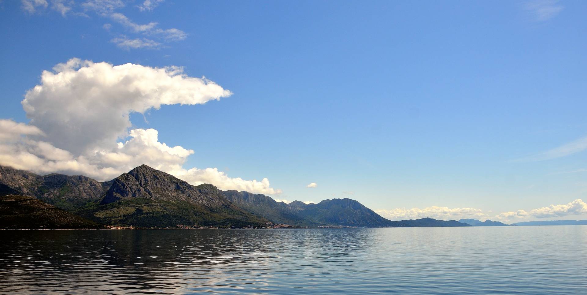...Die Makarska Riviera nach Südosten bei Zaostrog und Gradac und weiter südlich Ploce...