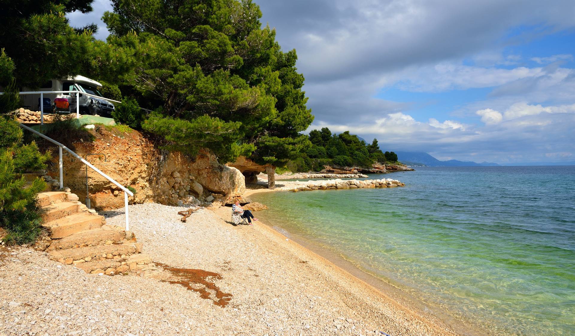 wir liegen bzw. sitzen noch den ganzen Nachmittag am Strand bei kühlen Bier und Lesestoff. Gegen Abend werden die Wolken dichter und der Wind frischt auf es bleibt aber trocken, d.h. Griller aufbauen und Koteletts würzen....mmm...