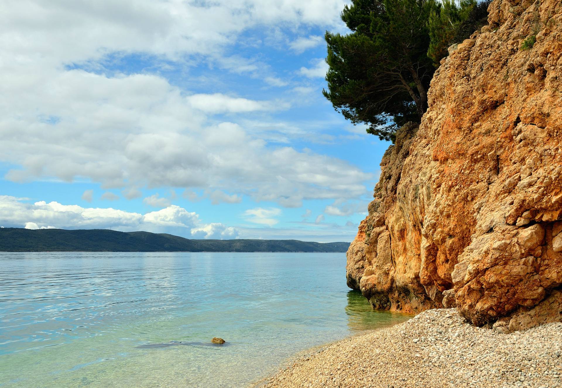 ...auf dem Weg durchqueren wir 2 weitere Campingplätze die uns beide nicht gefallen und sind schon bald in Zivogosce diesen Traumstrand (Blato-Beach), im Hintergrund die Insel Hvar...