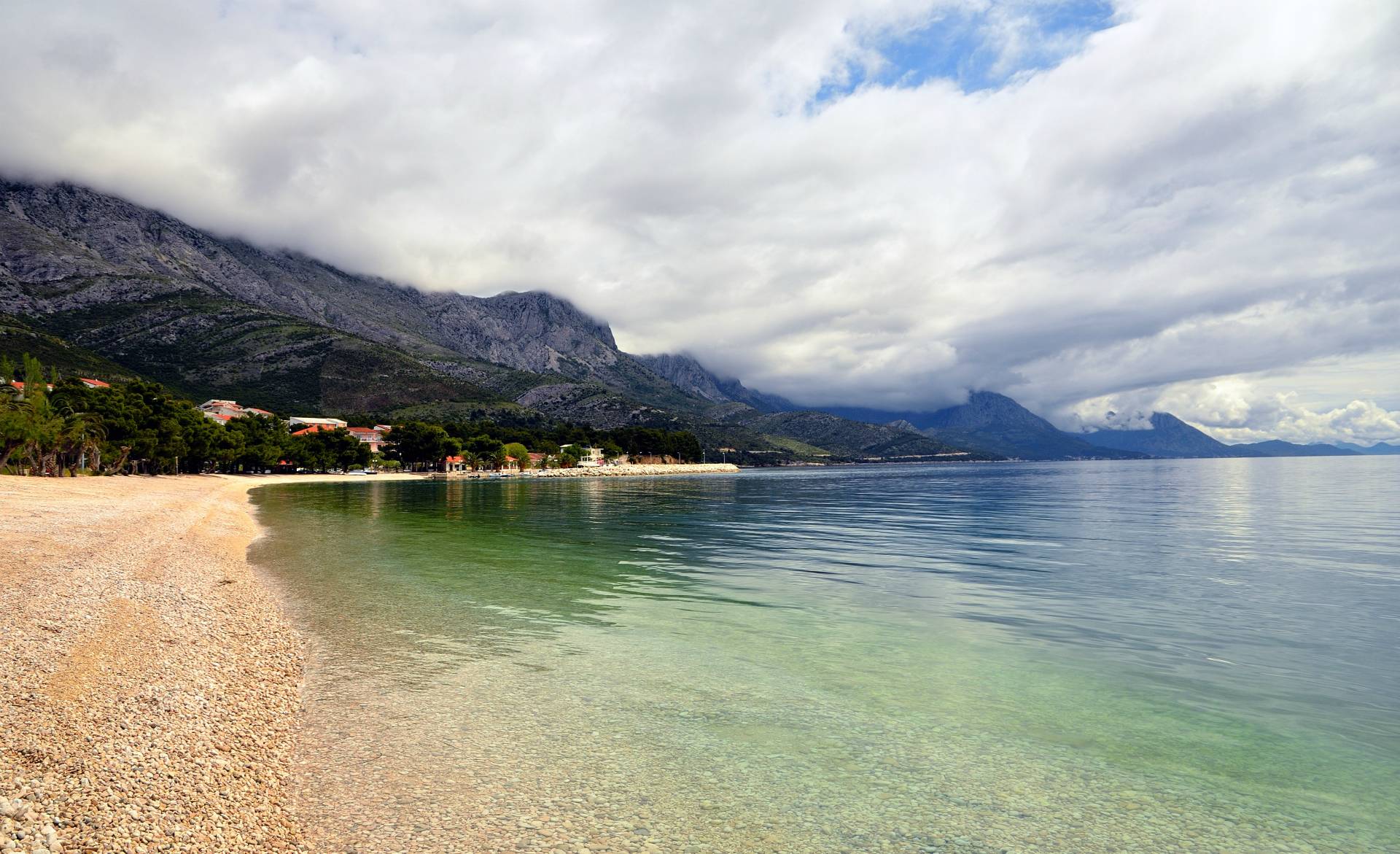 ...Zivogosce-Blato-Beach mit dem Biokovo-Gebirge an der Makarska Riviera...