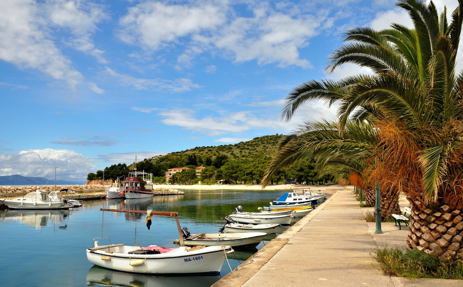 ...der kleine Hafen von Blato. Wir wandern wieder retour zum Campingplatz und verbringen den restlichen Nachmittag nochmals auf dem schönen CP-Strand. Heute noch einmal ausspannen, denn morgen ist wieder ein Fahrtag eingeplant...