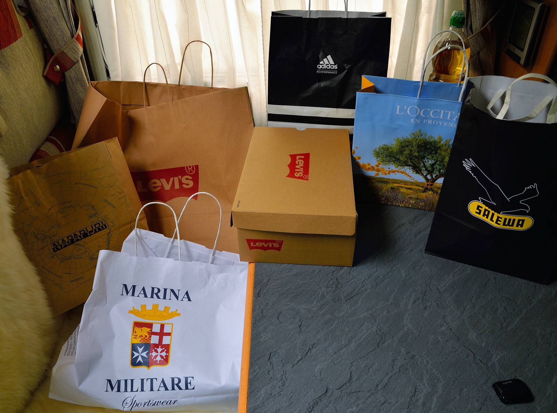 ...nach weiteren 2 Std. - hier nun die Tagesausbeute...Nach diesen Shoppingstress wollen wir heute nicht mehr nach Hause fahren. Bis zum WoMo-Stellplatz in Sirmione am Gardasee sind es ca. 150 km, dort wollen wir übernachten... 