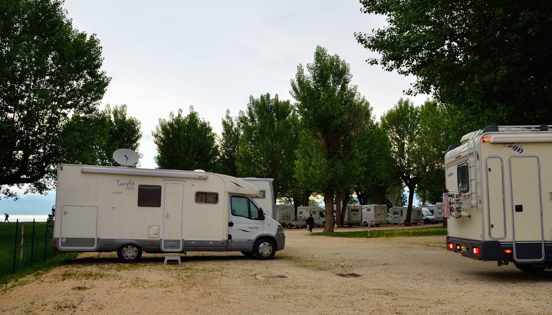 ...trotzdem ist der Platz zu 80% ausgelastet. Nach dem Abendessen spazieren wir entlang der Promenande nach Sirmione...