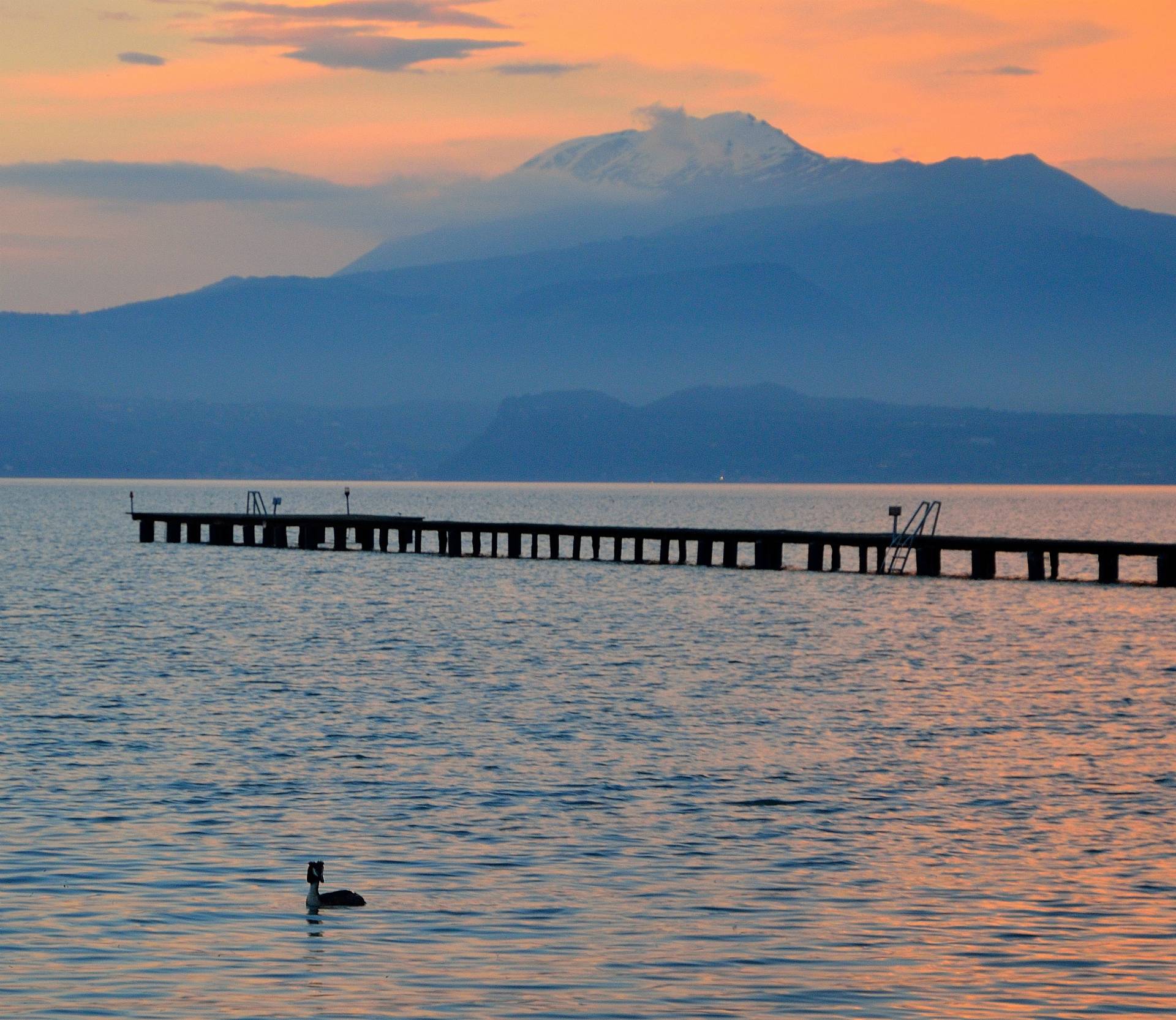 ...Sirmione, Gardasee mit Mt. Baldo...