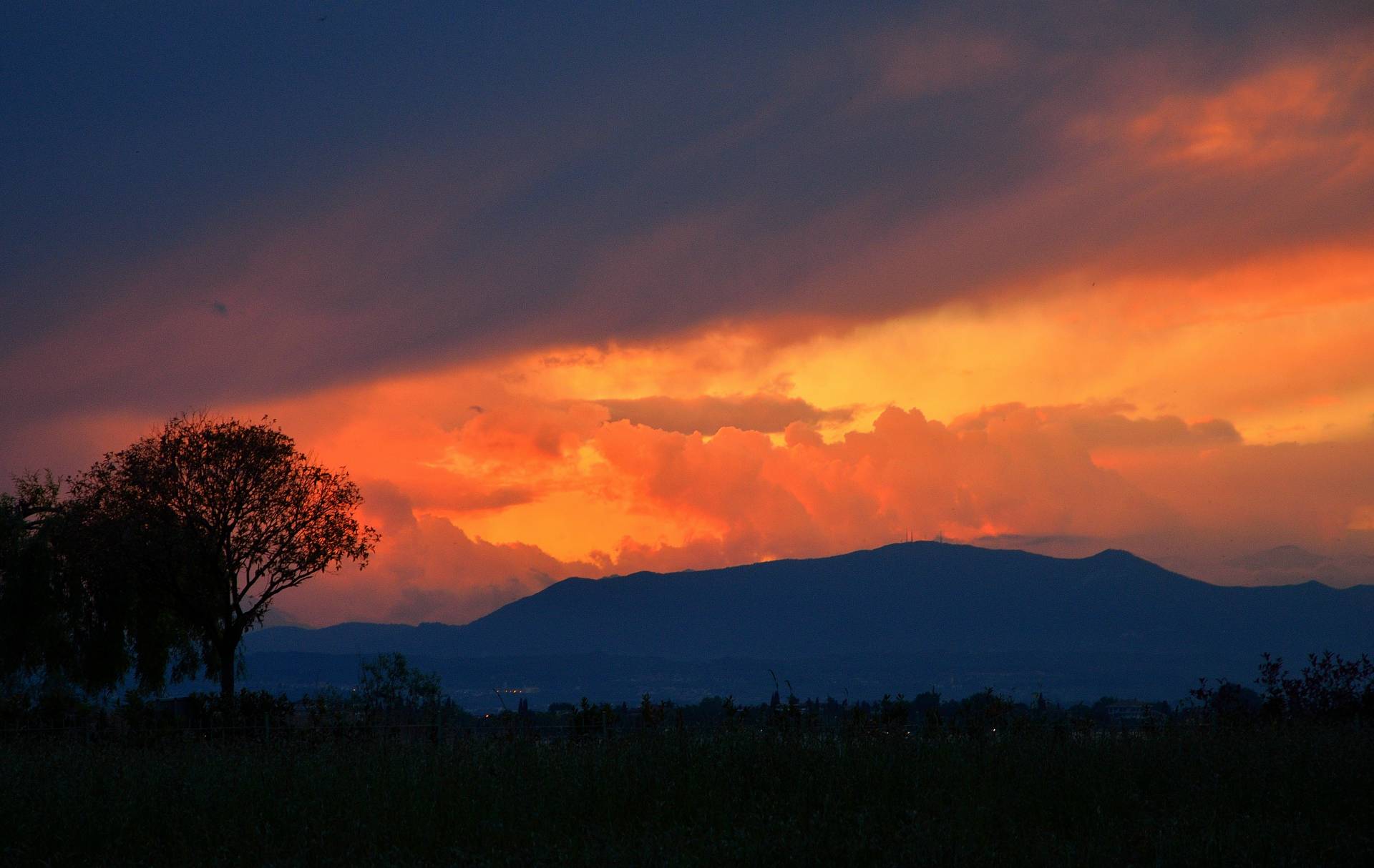 ...vorm WoMo bei Wein & Bier lassen wir die letzte Woche gedanklich nocheinmal vorüberziehen und verbringen eine ruhige letzte Nacht für diese Tour im WoMo...