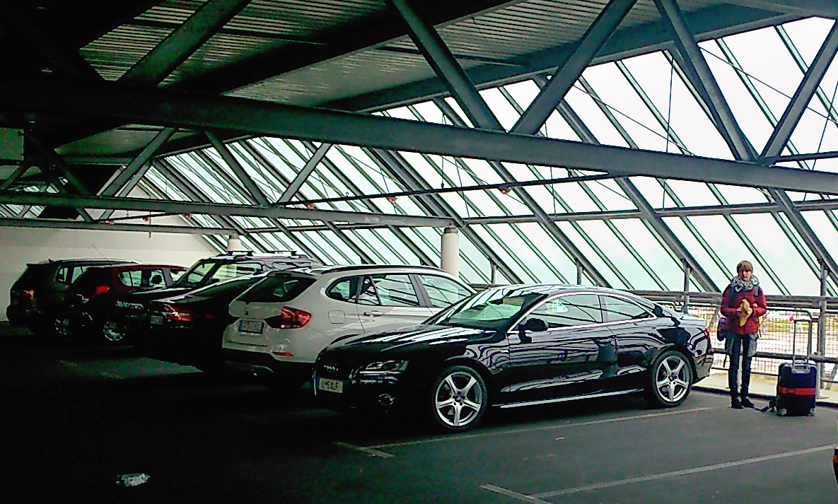 Da von Innsbruck leider keine optimale Verbindung direkt nach London angeboten wird, müssen wir auf München ausweichen. Wir stellen den PKW am vorher reservierten Parkplatz im Parkhaus P7 ab und machen uns auf den Weg zum Checkin-Schalter.