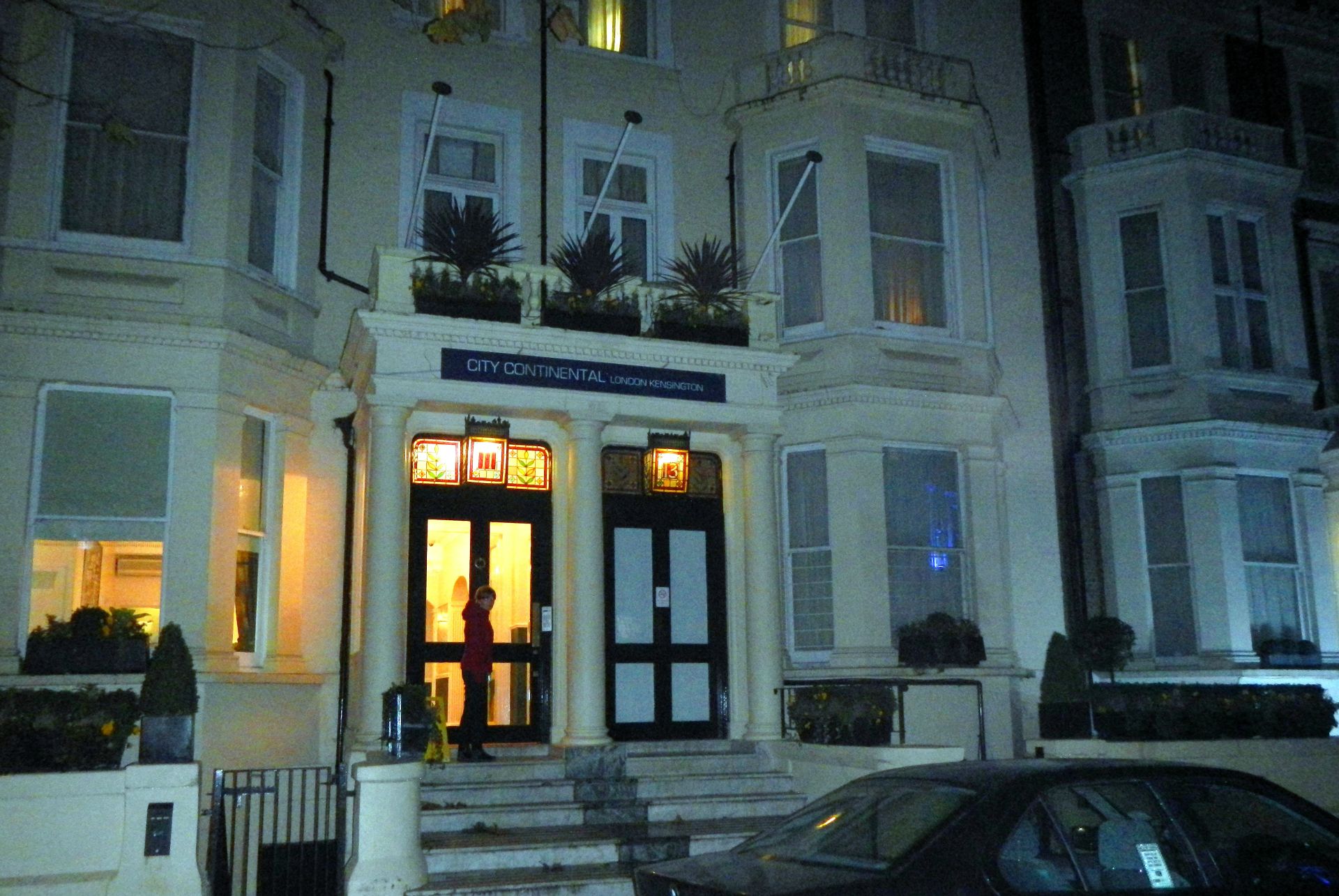 Kurz vor 19 Uhr Ortszeit verlassen wir die U-Bahn an der Station Earls Court und schon 3 Minuten später stehen wir vor dem gebuchten Hotel, dem City Continental Kensington London...