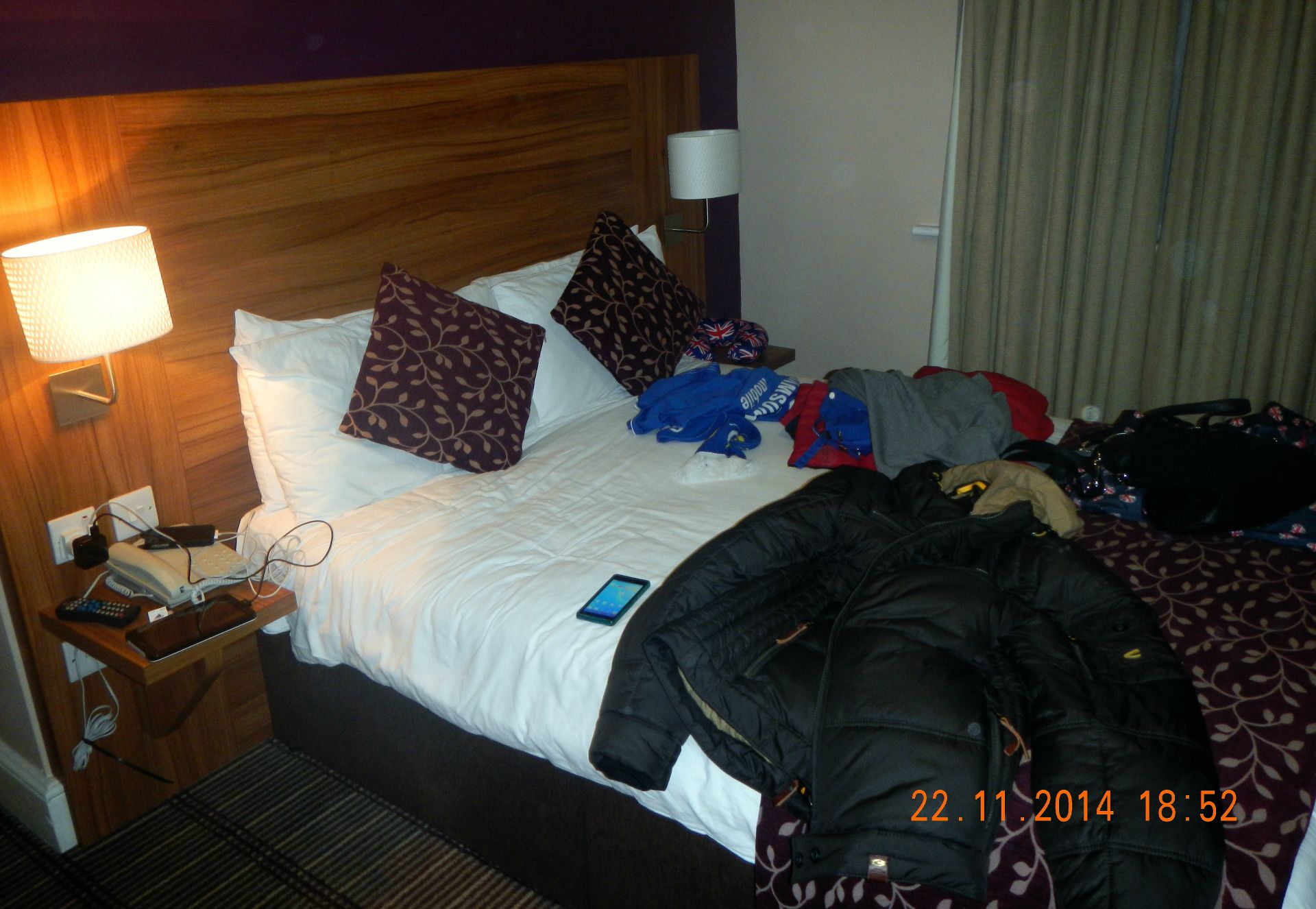 Wir bekommen ein schönes, ruhiges Zimmer und sind zufrieden angekommen zu sein. Nachdem unsere Sachen halbwegs verstaut sind verlassen wir schon wieder das Hotel in Richtung U-Bahn...