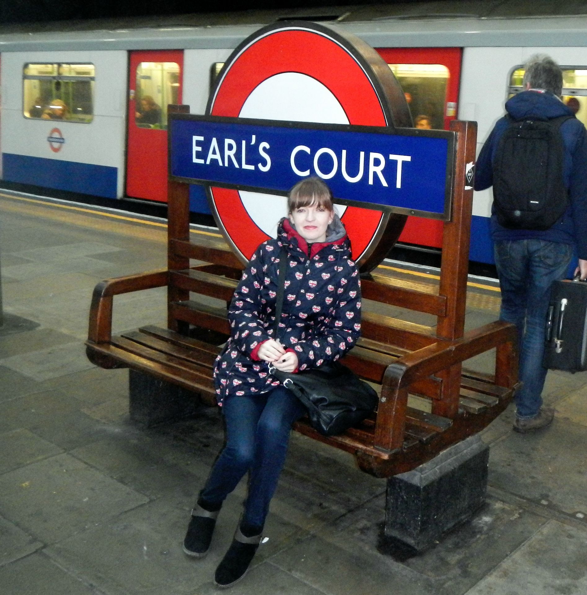 Earls Court ist für die nächsten 3 Tage unser Ausgangspunkt. Wir wollen zum Essen ins Jamie Oliver´s Diner in der Shaftesbury Ave. Das wollen aber viele andere auch und da die Security schon vorm Restaurant die Menschenmenge vertröstet, beschliessen wir wo anders hin zu gehen...