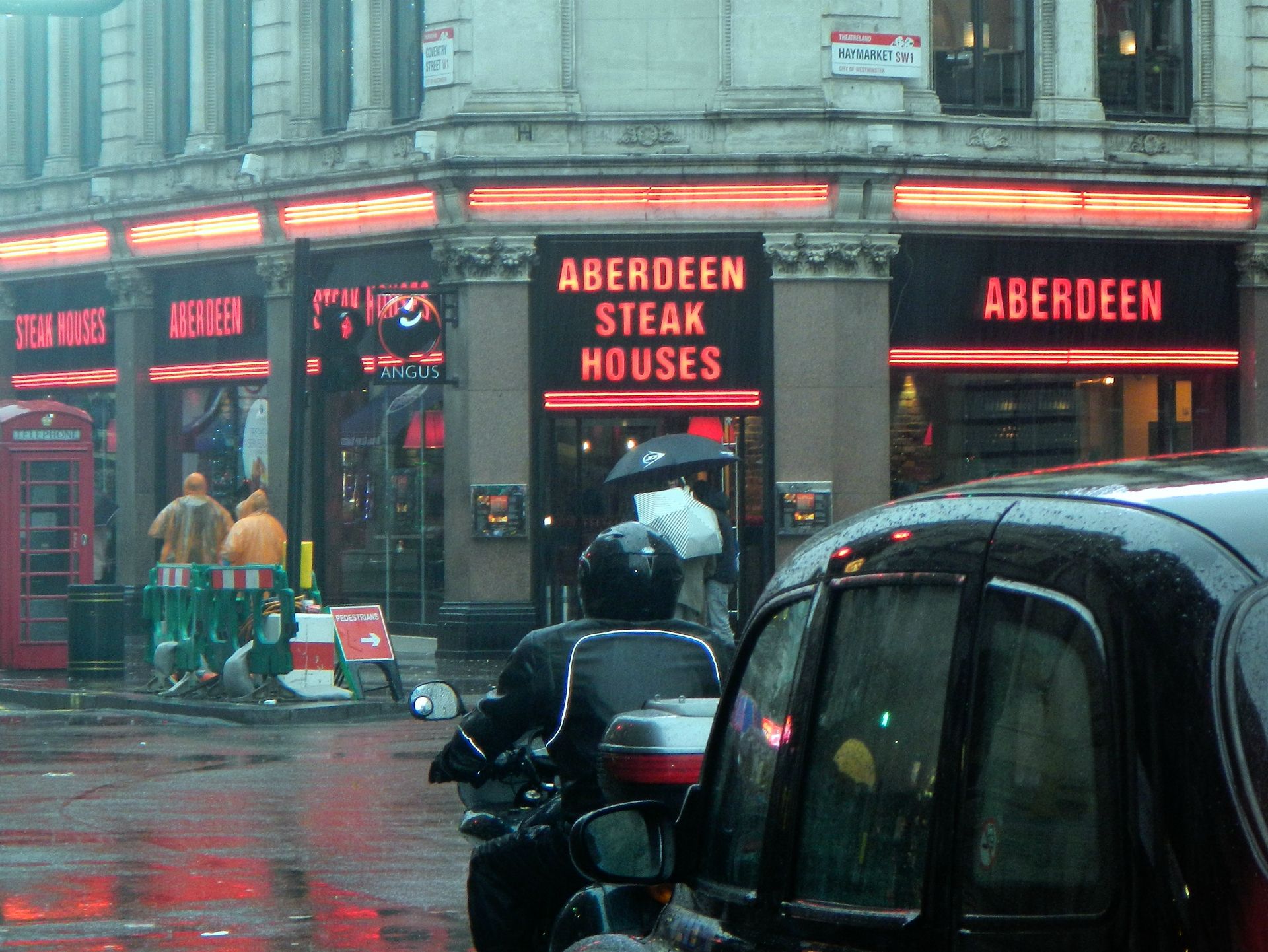 Ein Freund hatte mir das Aberdeen (Angus) Steakhouse in Paddington empfohlen, sind ja nur ein paar Stationen mit der Tube. Auch hier ist es voll, doch wir haben Glück, nach 3 Minuten wird ein Tisch für 2 Personen frei...