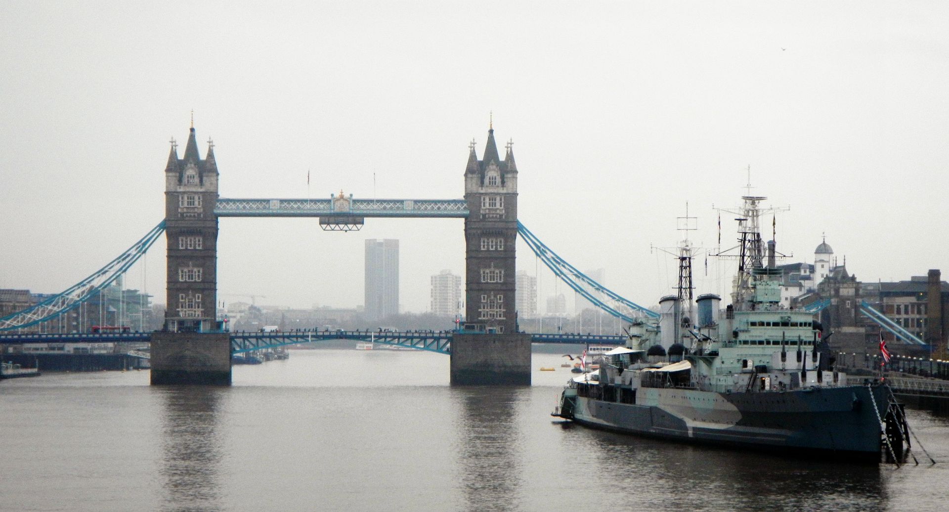 Blick von der London Bridge zur Tower Bridge, rechts die HMS Belfast...