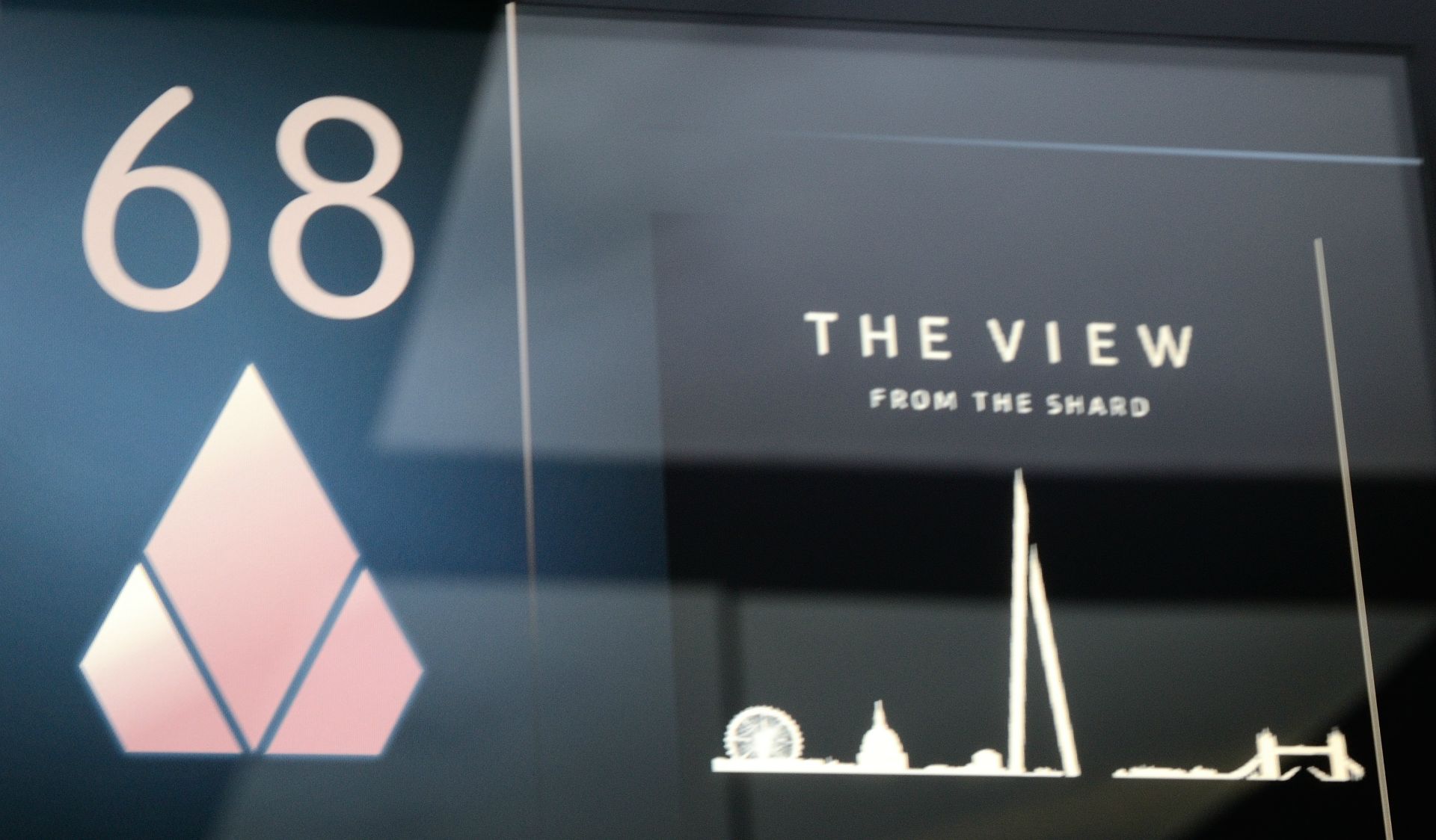 ...34. - 50. - 68. - 72. Etagge, nach ca. 1 Minute sind wir oben angekommen