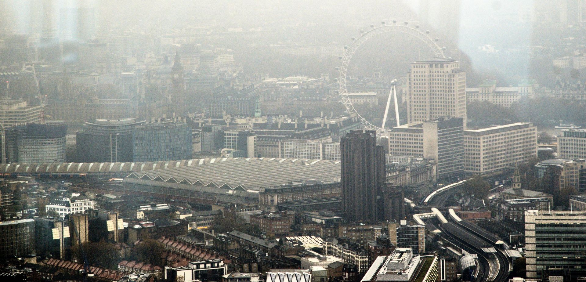 Waterloo Station, London Eye und Houses of Parliaments, mehr ist leider nicht erkennbar bei Regen...