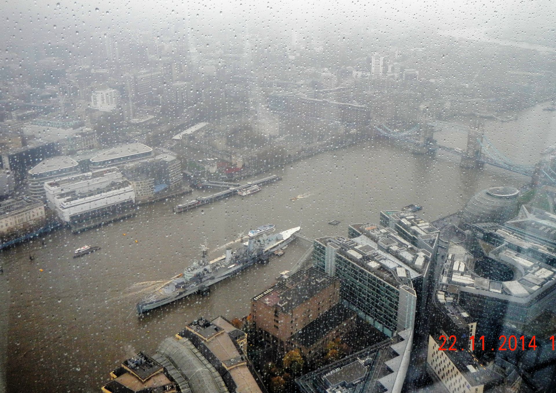 HMS Belfast...Schwer beeindruckt verlassen wir den Tower wieder und fahren zurück nach Kensington ins Hotel. Dort adjustieren wir uns als Chelsea-Fans. Das Match beginnt um 15 Uhr, also noch etwas Zeit, --> ab ins Pub...