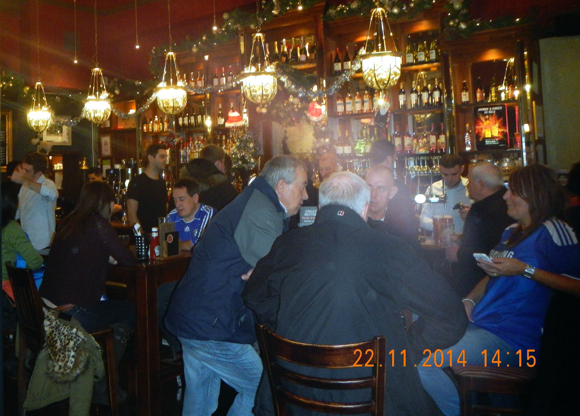 Das alte Courtfield, Nr.187 Earls Court  Road ist jetzt natürlich voll in der Hand von Chelsea Fans, ein, zwei Pints dann brechen auch wir auf zum Stadion...