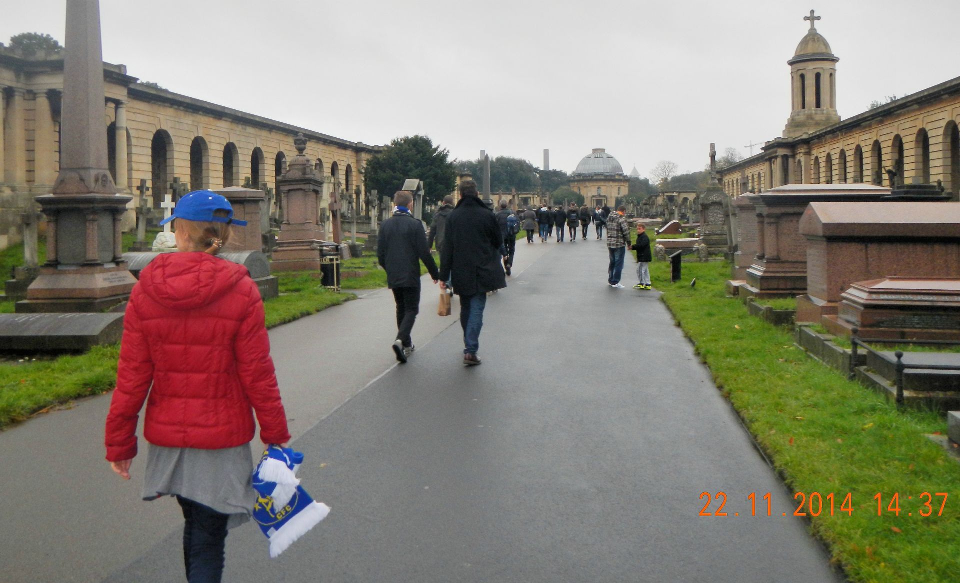 Die Fullham Road (Stamford Bridge)  ist nur 15 Minuten zu Fuss entfernt von Pub und Hotel. Wir kürzen ab durch den Brompton Cemetery...