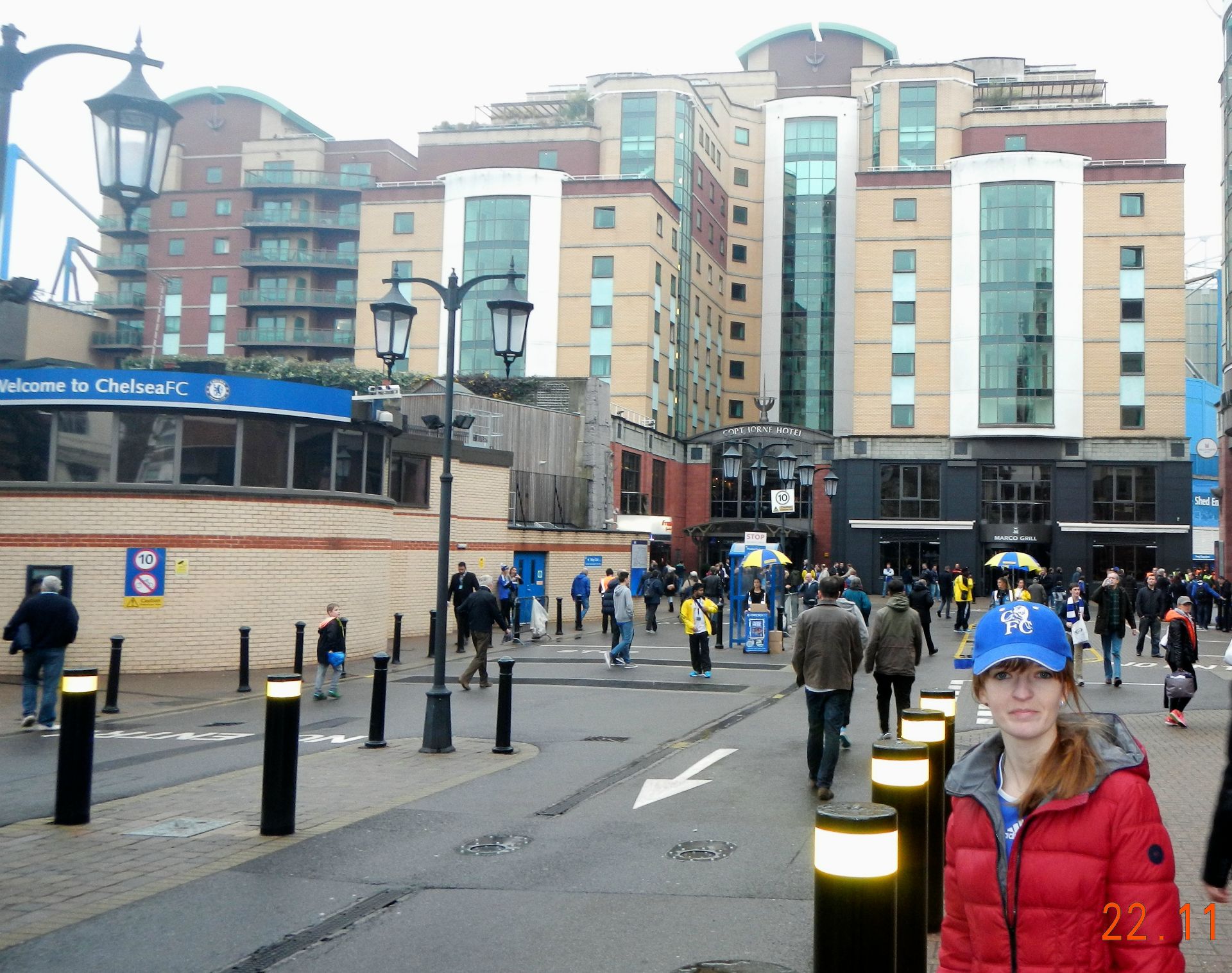 Nur kurz darauf stehen wir vorm Chelsea-Tempel, also nichts wie rein. Keine Probleme beim Sicherheitscheck und die im Internet ersteigerten Tickets erweisen sich auch als echt...