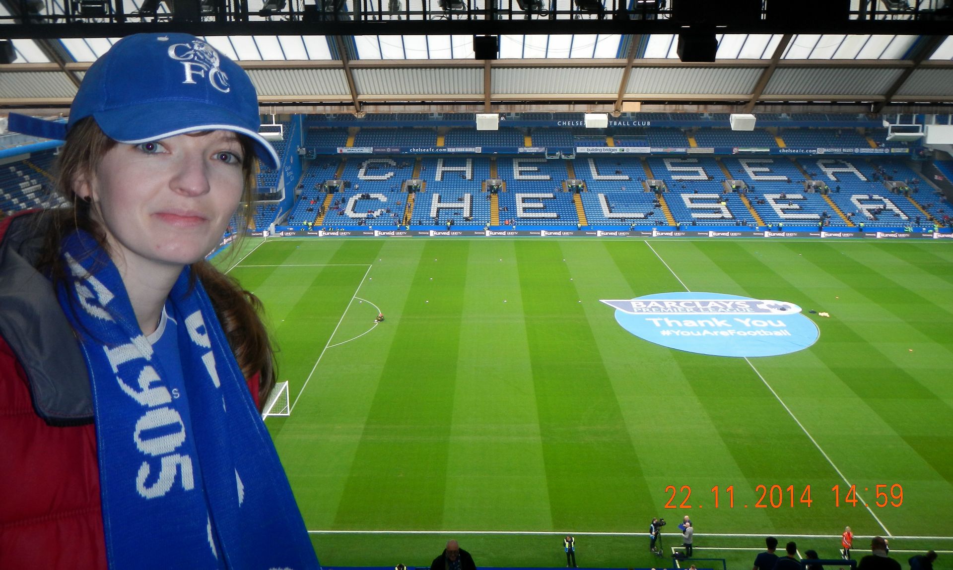 Wir beziehen unsere Plätze im Upper East Stand und bemerken das wir viel zu dick angezogen sind, wir schwitzen, auf der Tribüne sind es sicher 17-18°C, das Stadion ist aber noch leer...