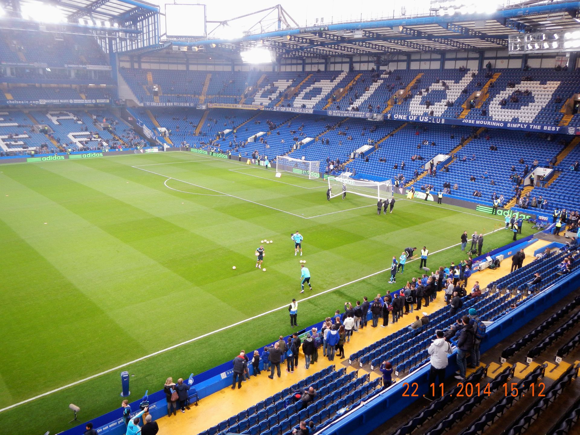 Englische Fans kommen immer erst kurz vor Spielbeginn oder während die ersten Minuten schon laufen, ein Bier geht noch.....