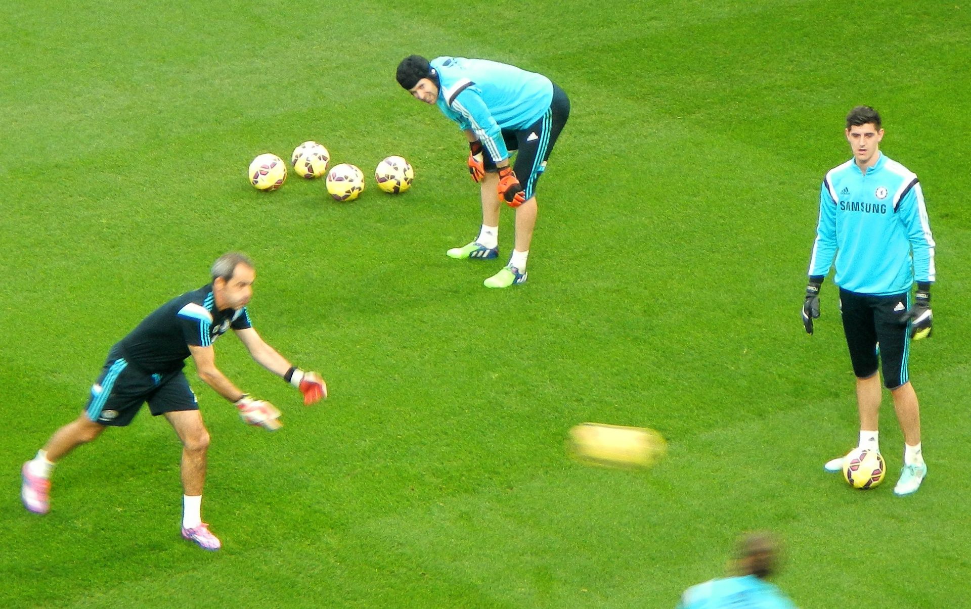 Die Goalkeeper Petr Cech und Thibaut Courtois beim Aufwärmen...