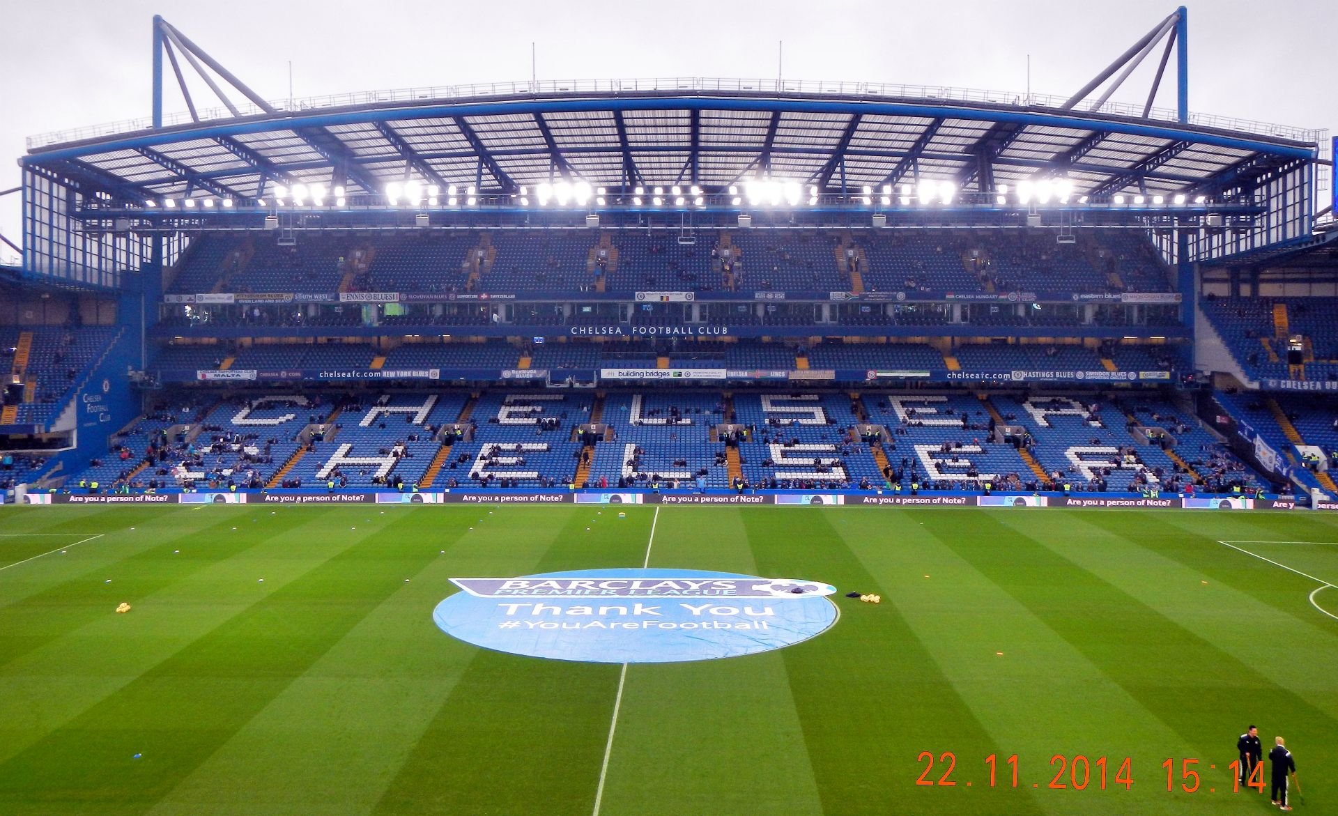 Stamford Bridge, 1905 zog hier der neu gegründete FC Chelsea ein. Seit dieser Zeit hat das Stadion eine Reihe von Umbaumaßnahmen hinter sich. Der letzte Schritt wurde am 19. August 2001 vollendet. Das Stadion ist heute eine reine Fußballarena. Besonders bekannt ist die Südtribüne the „Shed End“, die früher ausschließlich für Chelsea-Fans reserviert war, mittlerweile aber in Teilen als Gästeblock dient.