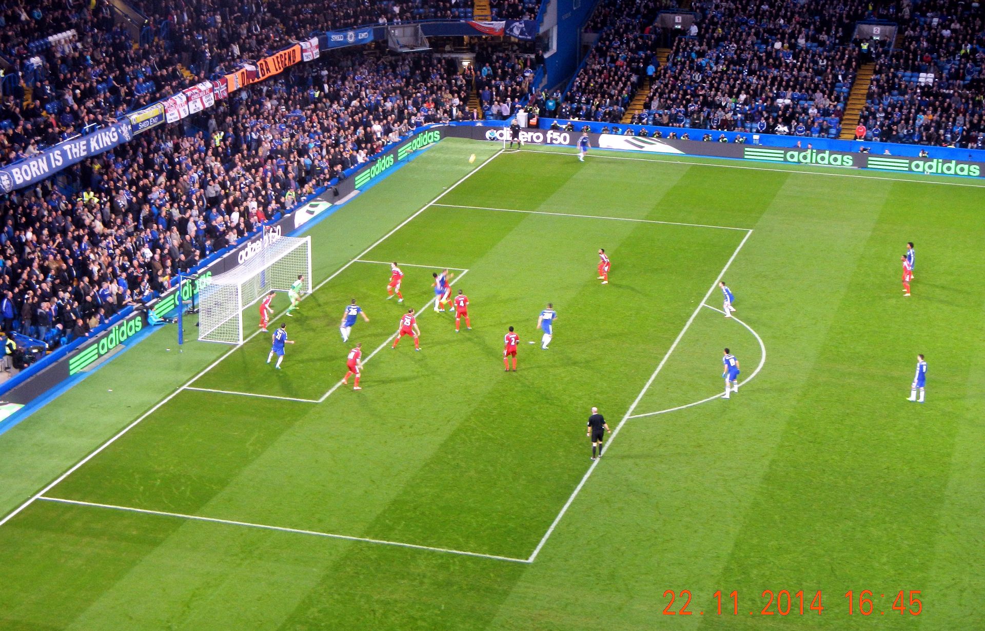 Endlich geht´s los und die Blues machen vom Anfang an hohen Druck, Westbrom kann sich kaum wehren...