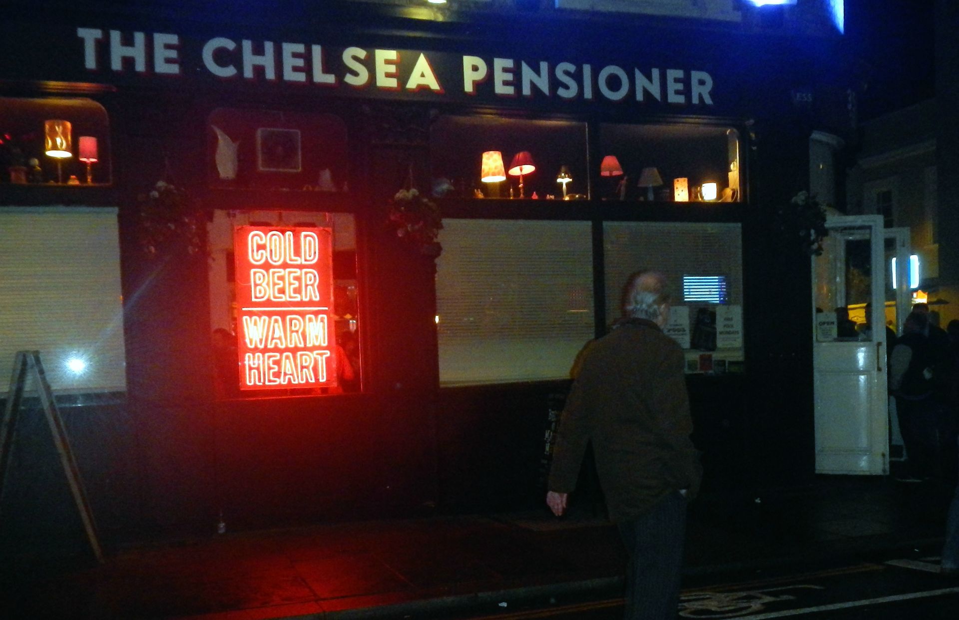 Die Pubs rumd ums Stadion sind schon kurz nach Abpfiff wieder rappelvoll... Sehr gut gelaunt kehren wir zu Fuss ins Hotel zurück, ziehen uns um und nehmen kurz darauf die Tube in die City....