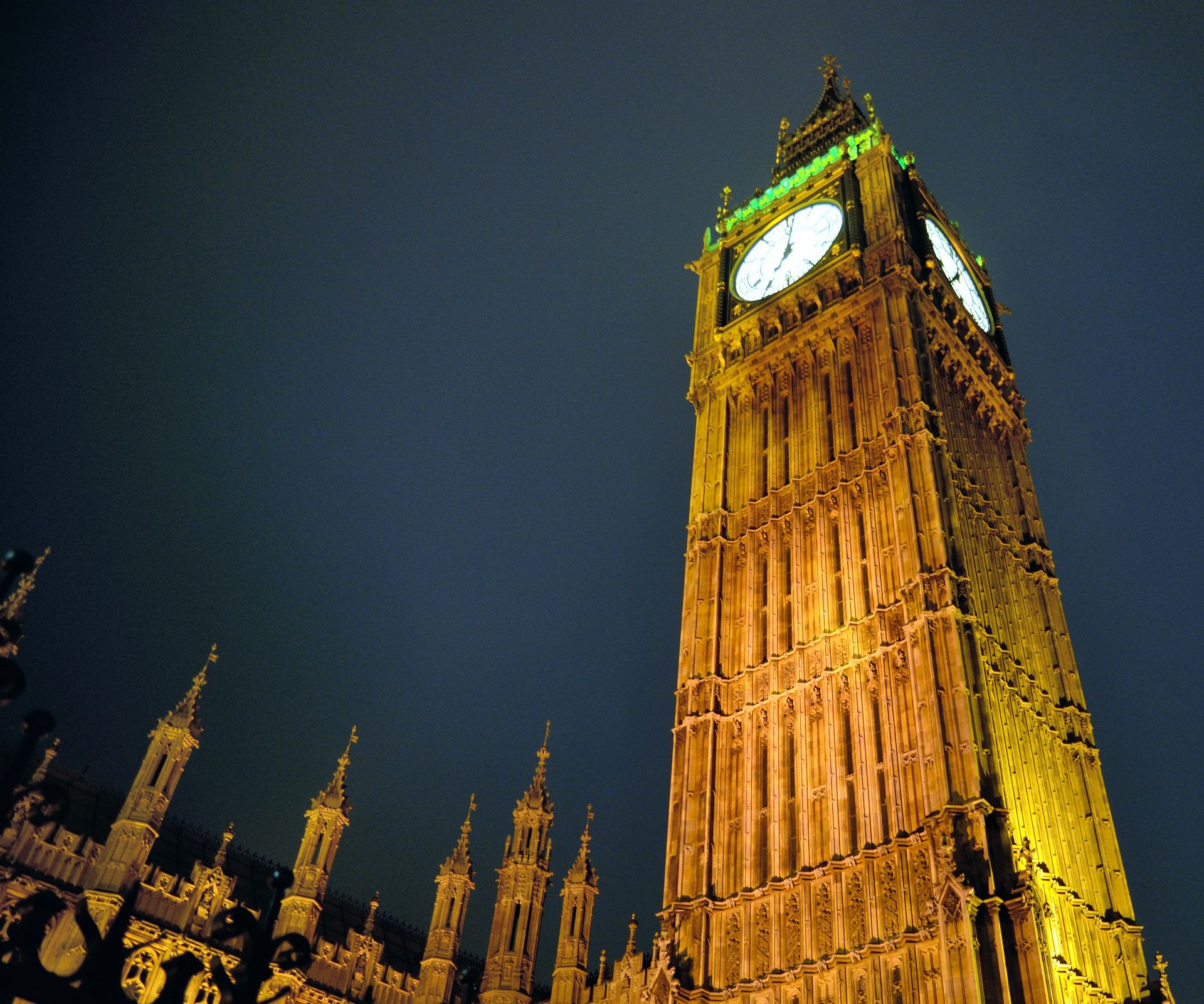 In Westminster steigen wir direkt neben dem Big Ben aus und überqueren die Themse über die Westminster Bridge...