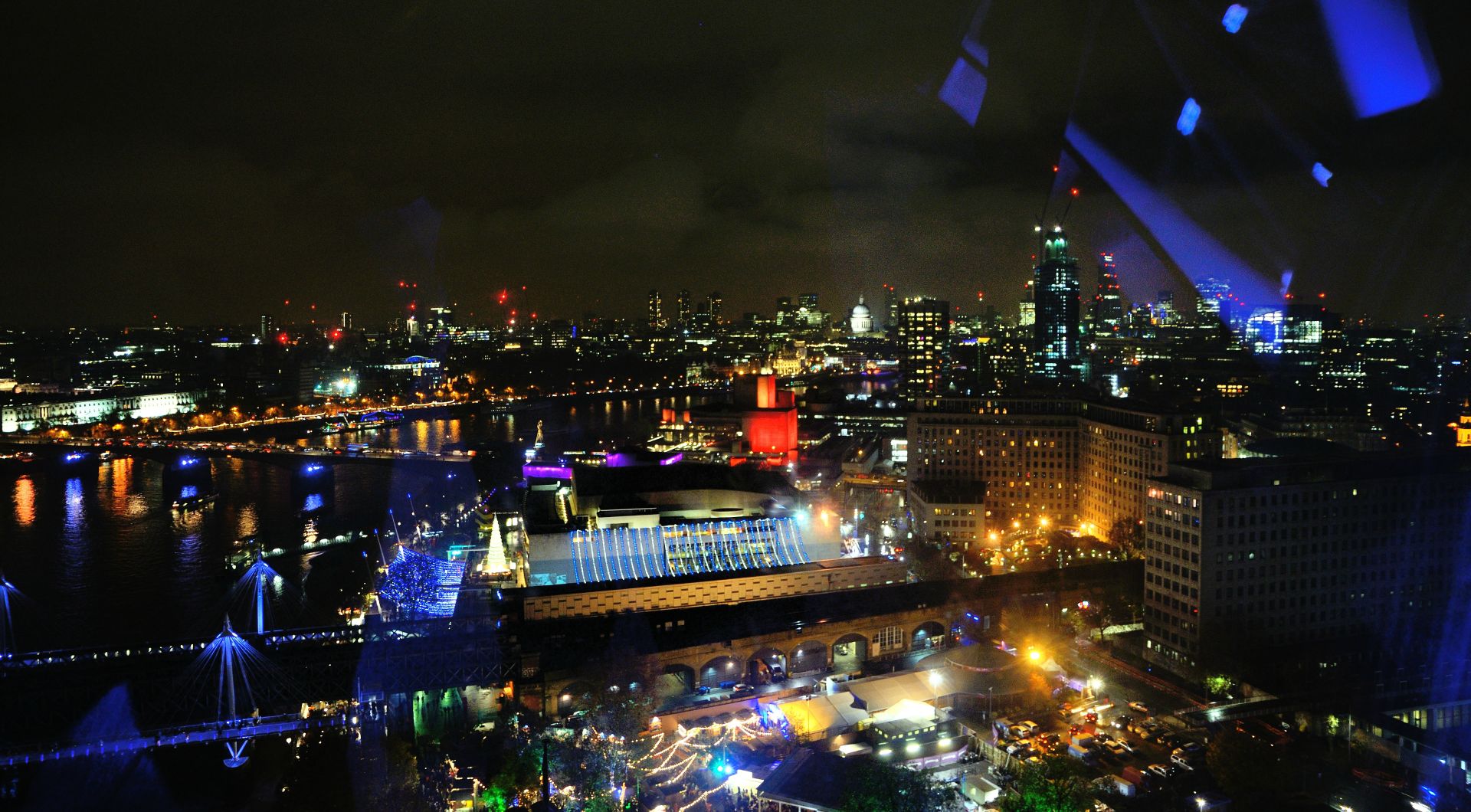 Es geht los. Das London Eye, auch bekannt unter der Bezeichnung Millennium Wheel, ist mit einer Höhe von 135 Metern das derzeit höchste Riesenrad Europas.
