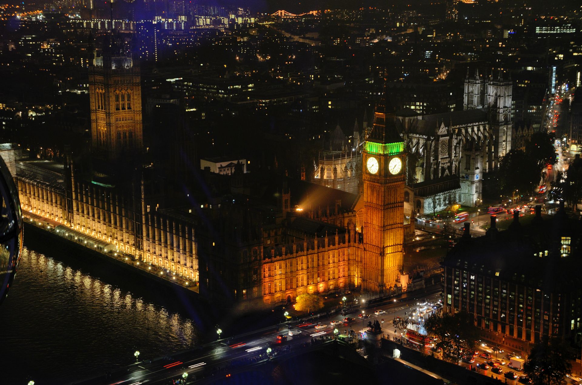 Houses of Parliament mit Big Ben, links dahinter die Westminster Abbey...