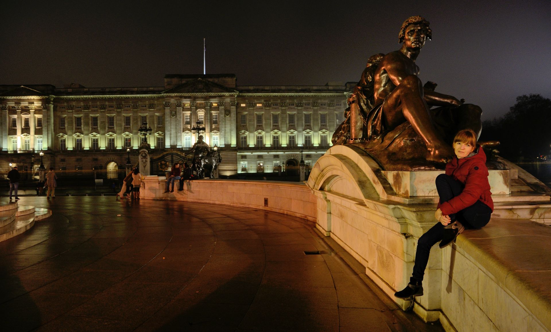 Wir spazieren durch den nur sehr spärlich beleuchteten Green Park und stehen nach ein paar Minuten beim Victoria Memorial direkt vorm Buckingham Palace...