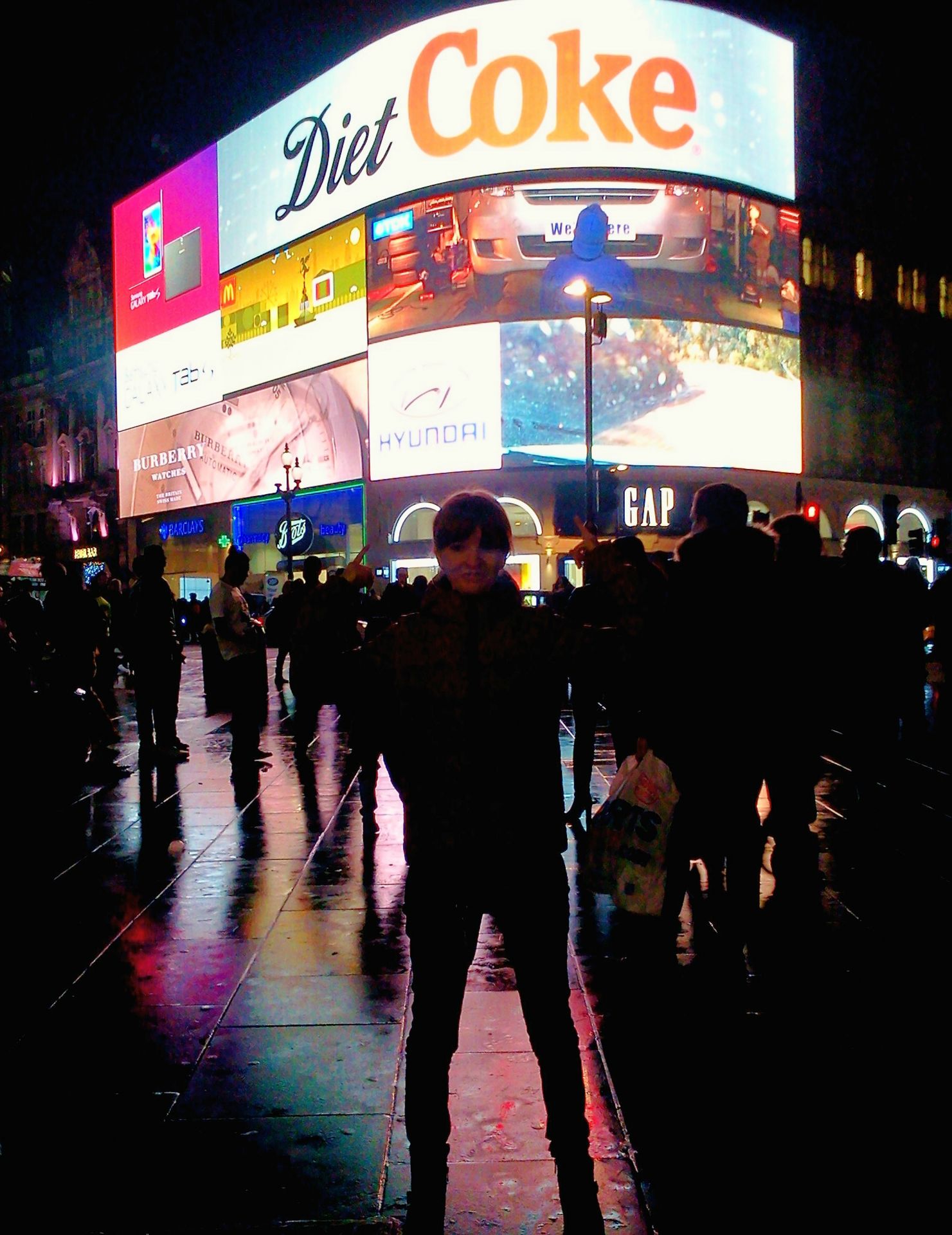 Am Piccadilly Circus verlassen wir noch einmal kurz die Tube für ein Handy-Foto und kehren dann zurück ins Hotel. Geschafft fallen wir ins Bett, einen Monster-Sightseeing-Tag haben wir heute absolviert !